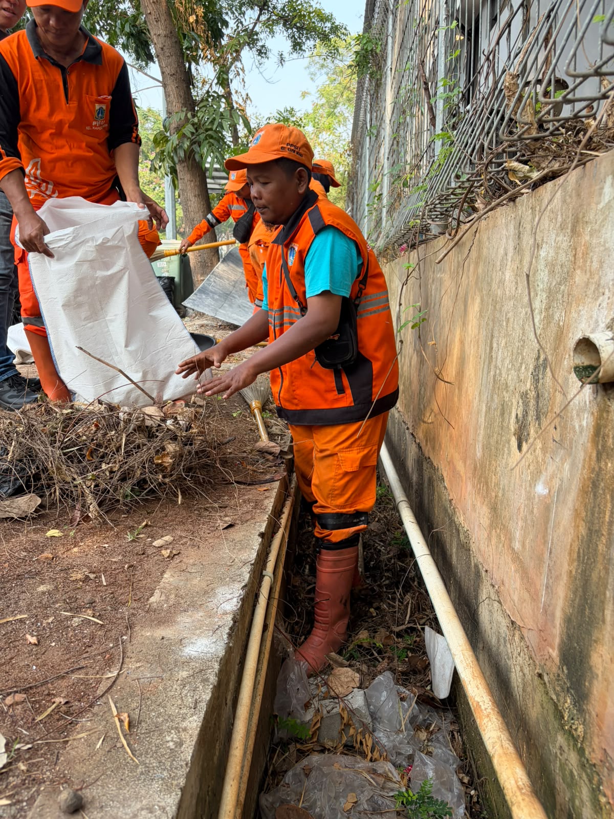 Giat Kerbak Lingkungan di lokasi Taman Eco Park RT 10 RW 07 Kelurahan Kapuk Muara 3