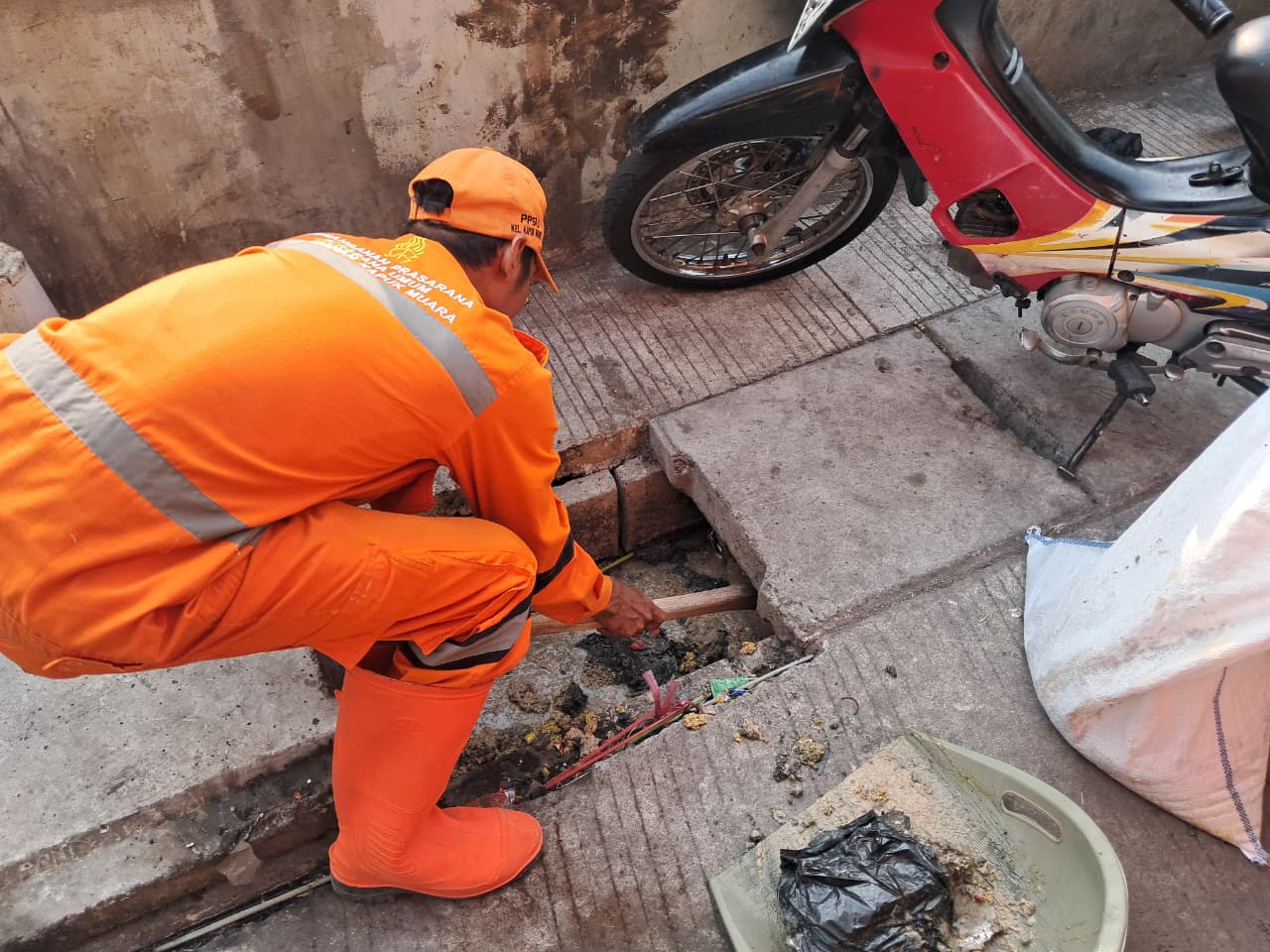 Kegiatan Kerja Bakti Lingkungan di RT 02 RW 04 Kelurahan Kapuk Muara 2