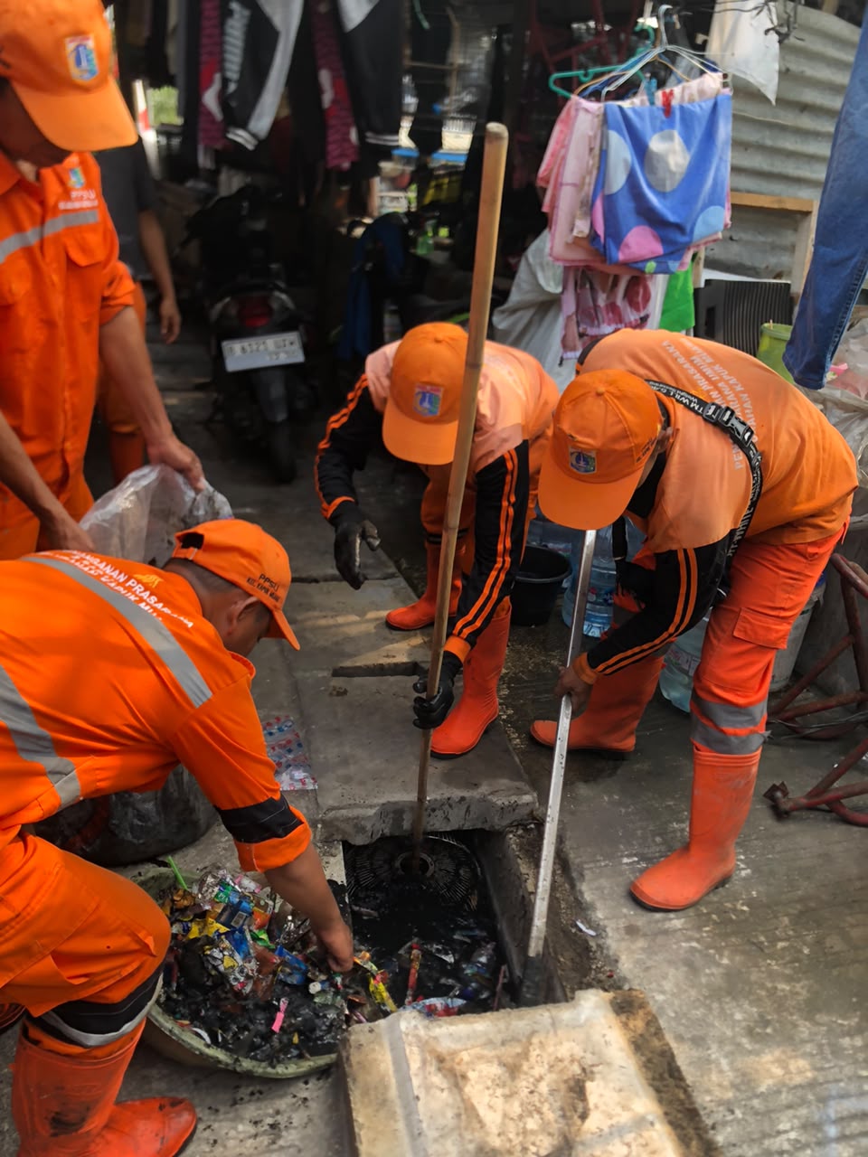 Kegiatan Kerja Bakti Lingkungan di RT 02 RW 04 Kelurahan Kapuk Muara 1