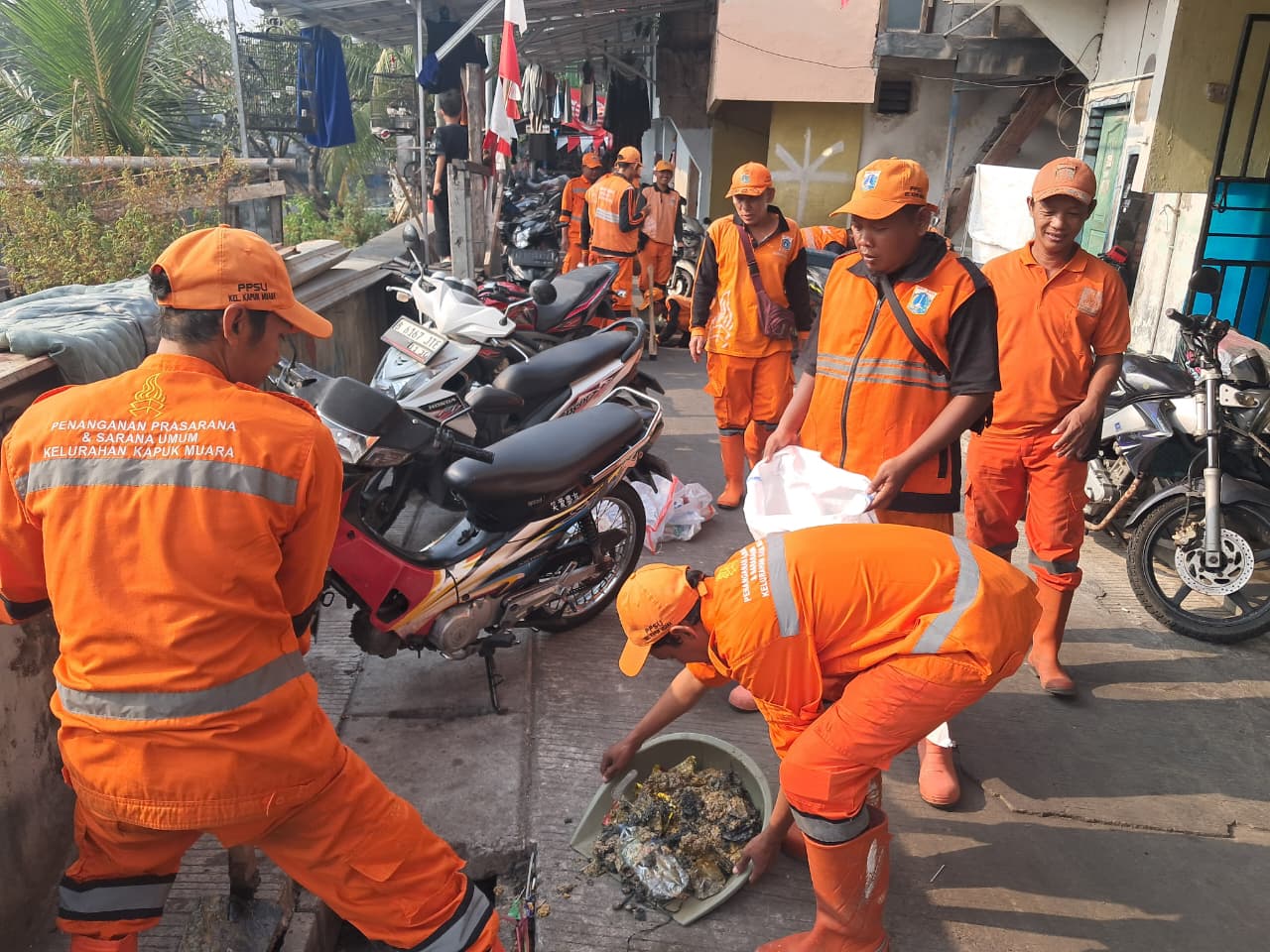 Kegiatan Kerja Bakti Lingkungan di RT 02 RW 04 Kelurahan Kapuk Muara 3