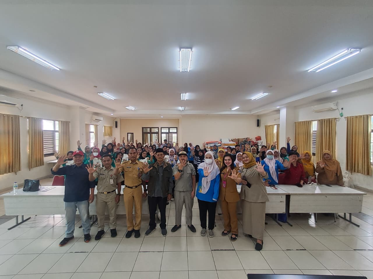 Pembagian Souvenir Kegiatan Peningkatan Perilaku Hidup Bersih dan Sehat di Kelurahan Kapuk Muara 1