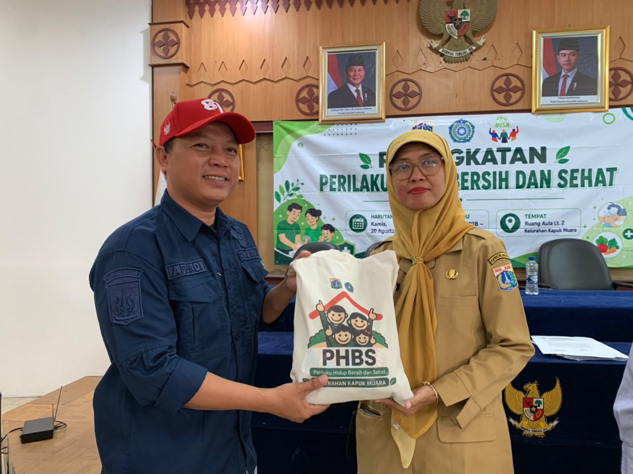 Pembagian Souvenir Kegiatan Peningkatan Perilaku Hidup Bersih dan Sehat di Kelurahan Kapuk Muara 4