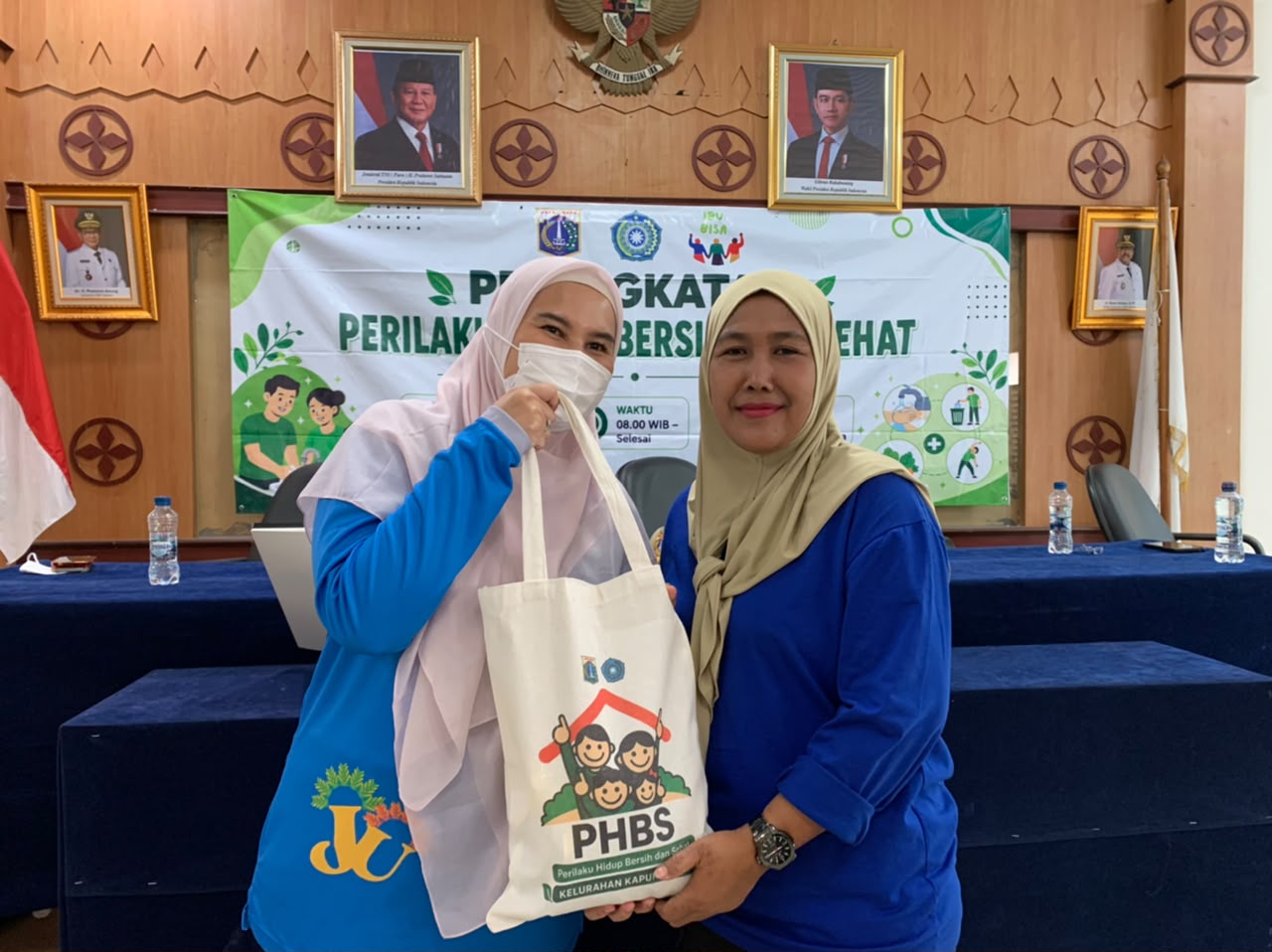 Pembagian Souvenir Kegiatan Peningkatan Perilaku Hidup Bersih dan Sehat di Kelurahan Kapuk Muara 2