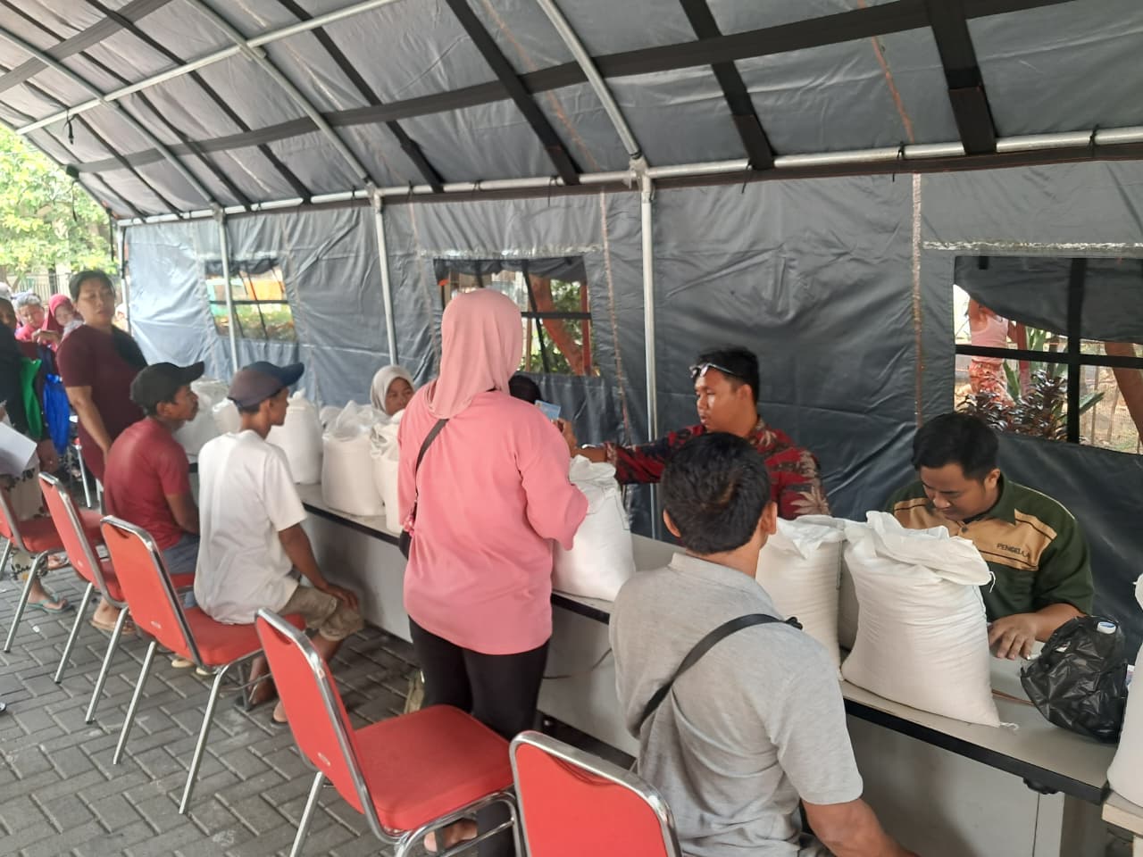 Kegiatan Pembagian Beras Bulog Bantuan Pangan di Kelurahan Kapuk Muara 4