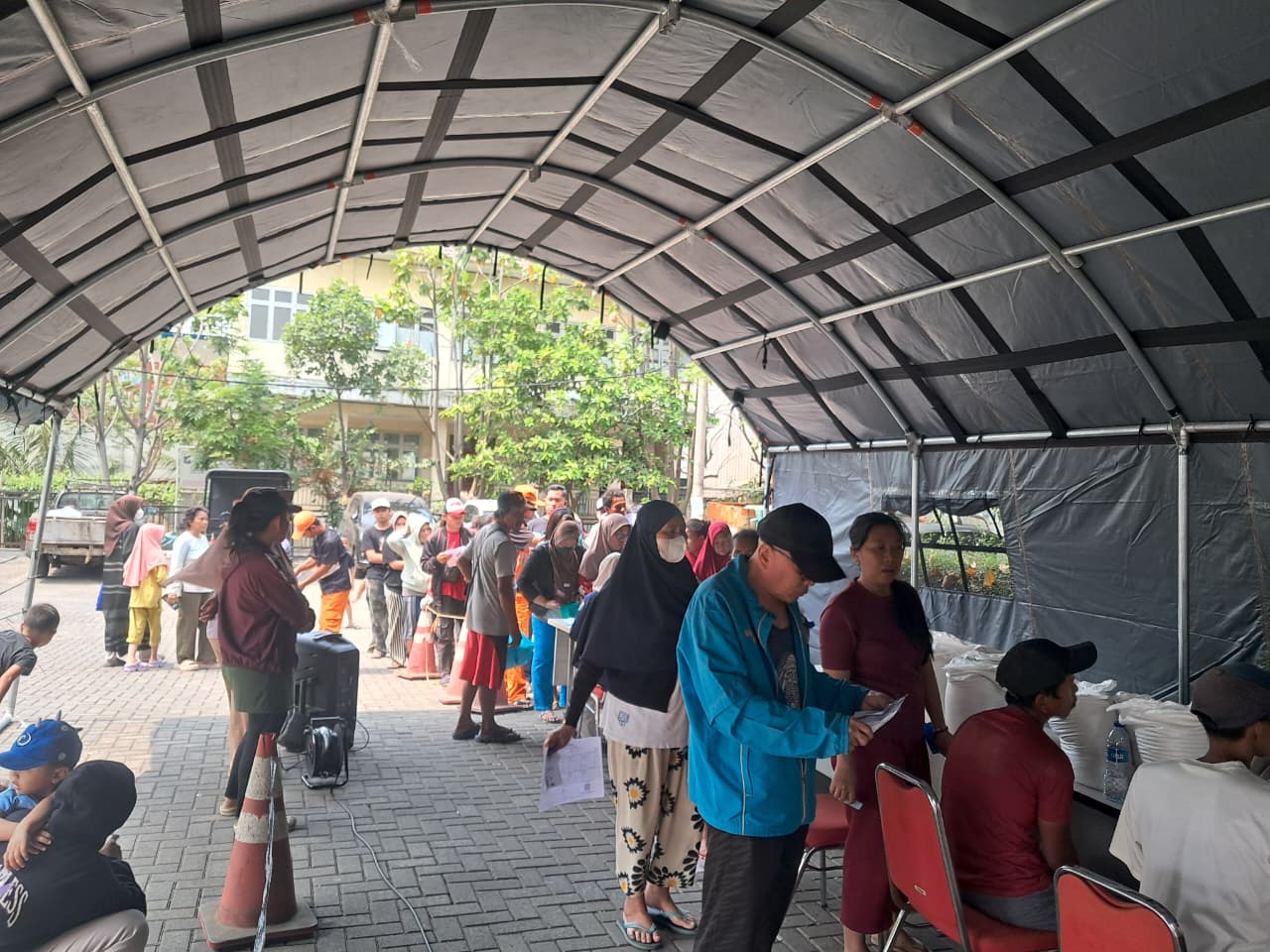 Kegiatan Pembagian Beras Bulog Bantuan Pangan di Kelurahan Kapuk Muara 1