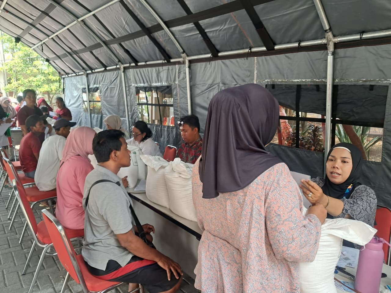 Kegiatan Pembagian Beras Bulog Bantuan Pangan di Kelurahan Kapuk Muara 3
