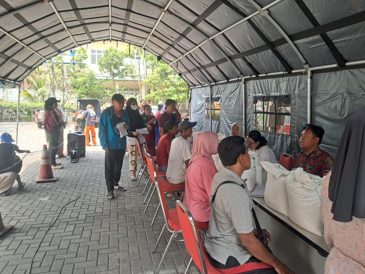 Kegiatan Pembagian Beras Bulog Bantuan Pangan di Kelurahan Kapuk Muara 2