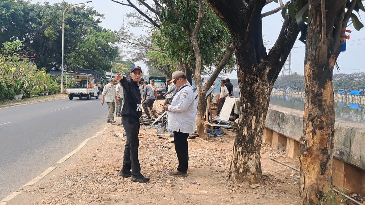 Kegiatan Penertiban Bulan Tertib Trotoar di Kelurahan Kapuk Muara 2