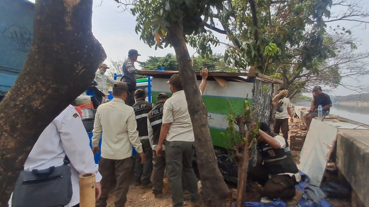 Kegiatan Penertiban Bulan Tertib Trotoar di Kelurahan Kapuk Muara 1