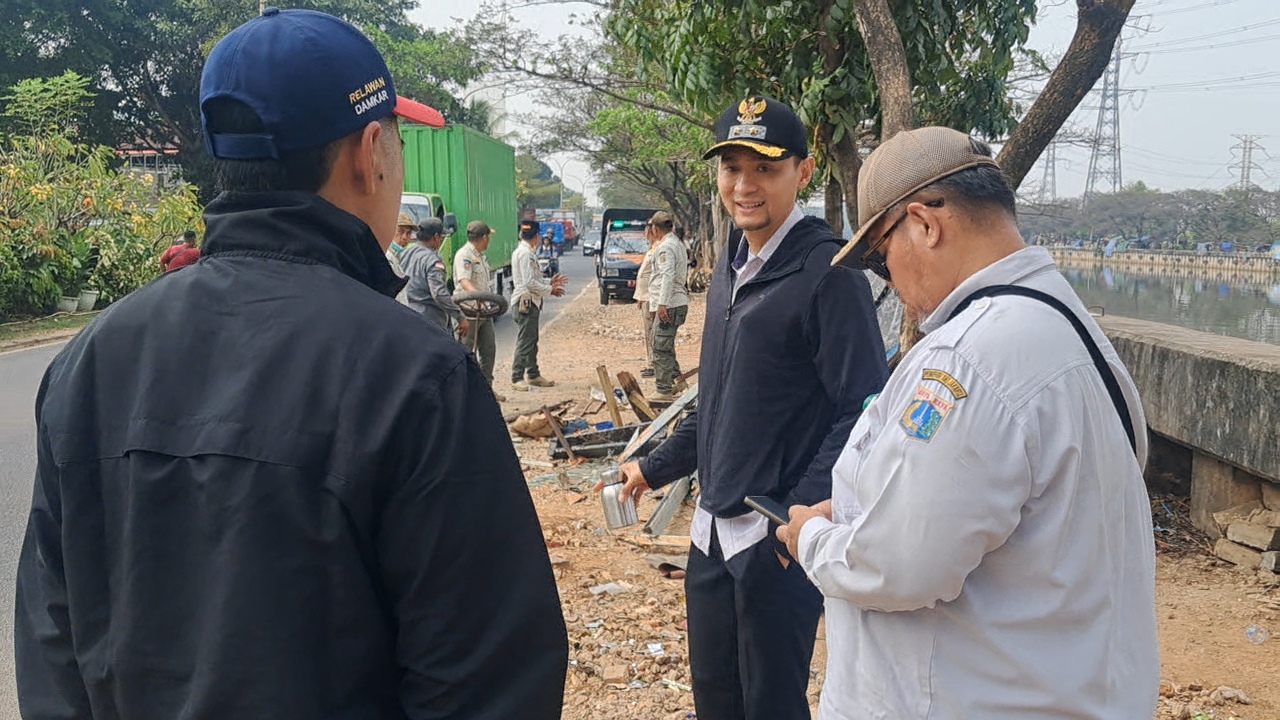 Kegiatan Penertiban Bulan Tertib Trotoar di Kelurahan Kapuk Muara 3