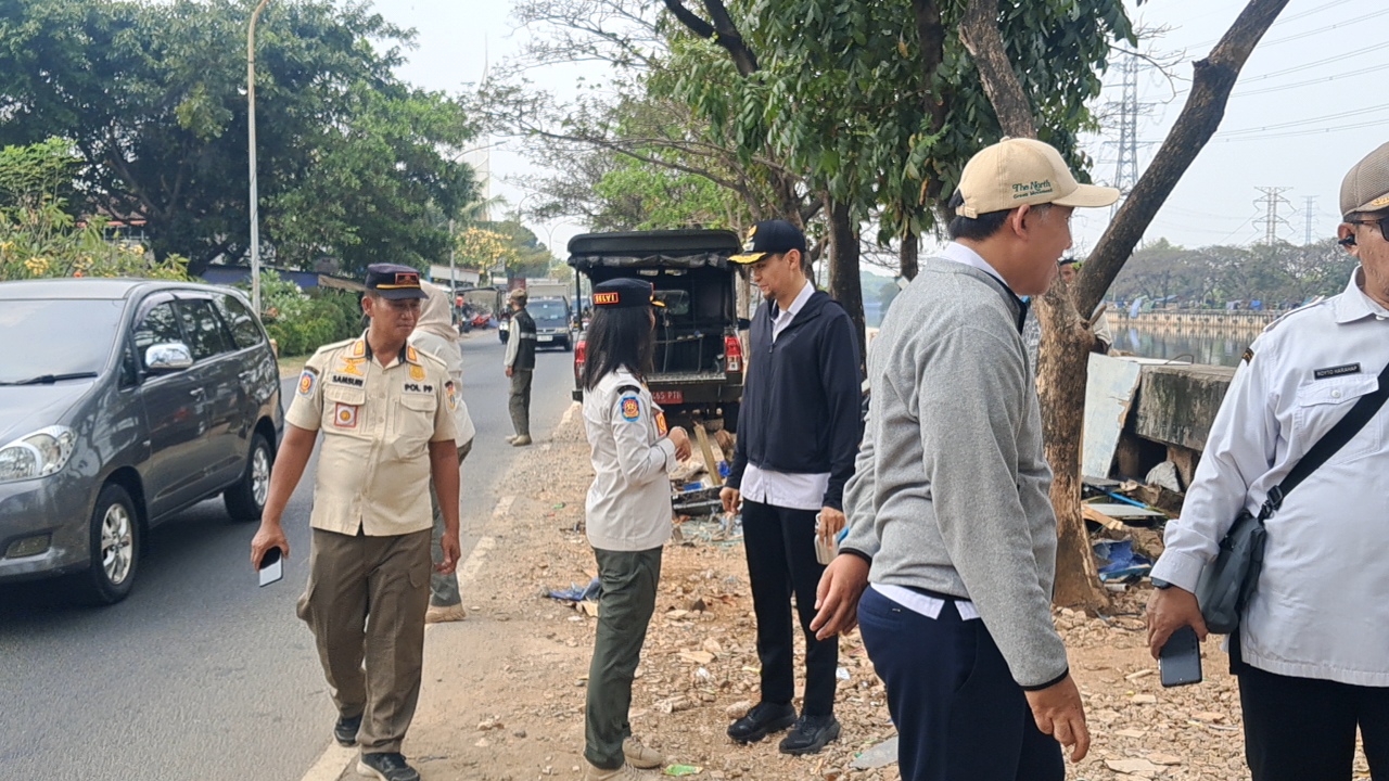 Kegiatan Penertiban Bulan Tertib Trotoar di Kelurahan Kapuk Muara 4