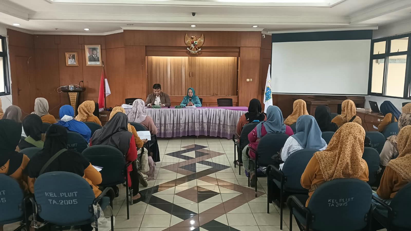 Kasi Kesejahteraan Rakyat Kelurahan Pluit membuka kegiatan sosialisasi Dasawisma dalam rangka mendukung pelaksanaan Pendataan Keluarga Satu Pintu. 1