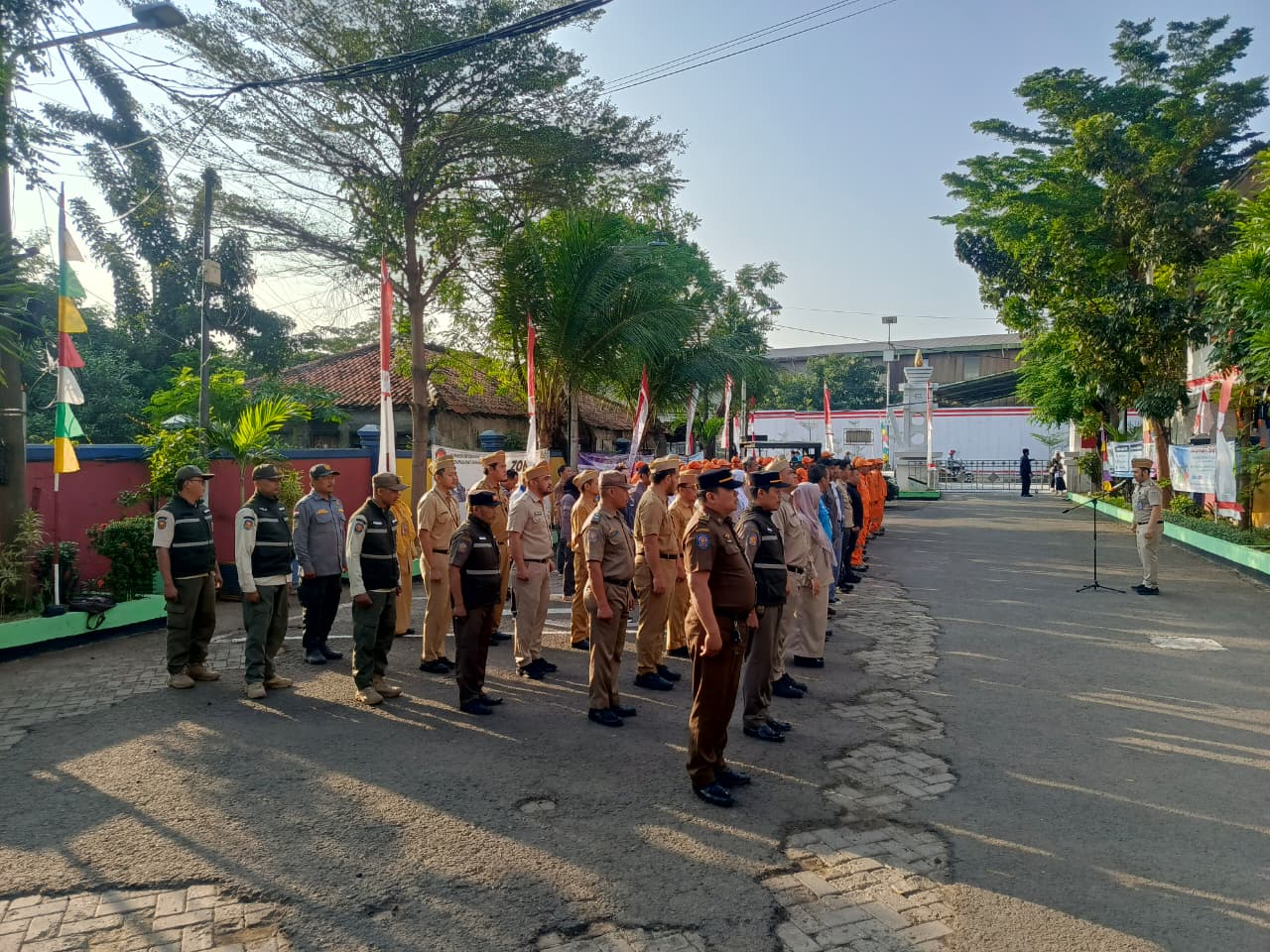 Apel Pagi Awali Pekan dengan Semangat Baru, Kelurahan Kamal Muara Perkuat Disiplin dan Komitmen Pelayanan Publik 1