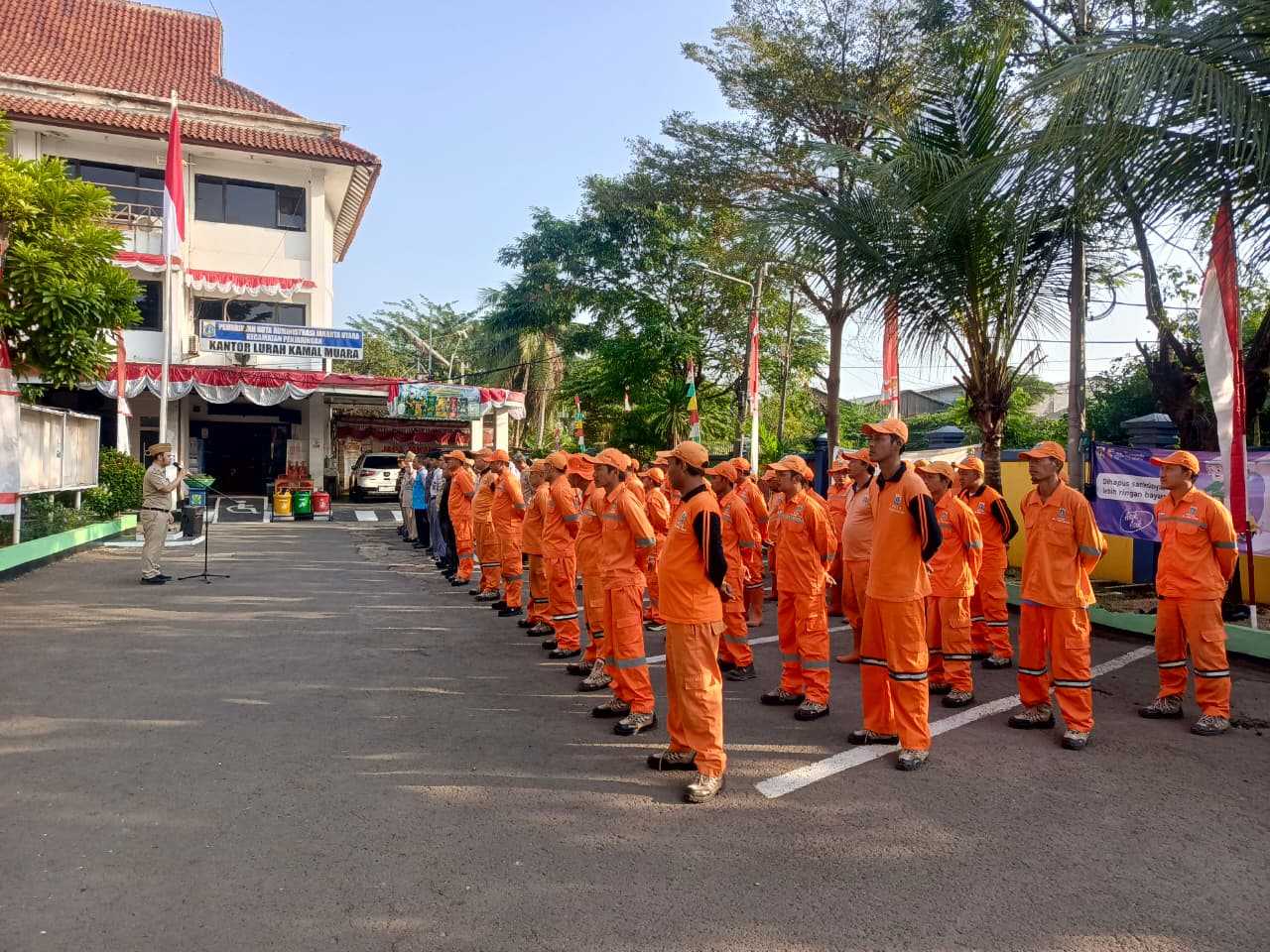 Apel Pagi Awali Pekan dengan Semangat Baru, Kelurahan Kamal Muara Perkuat Disiplin dan Komitmen Pelayanan Publik 3