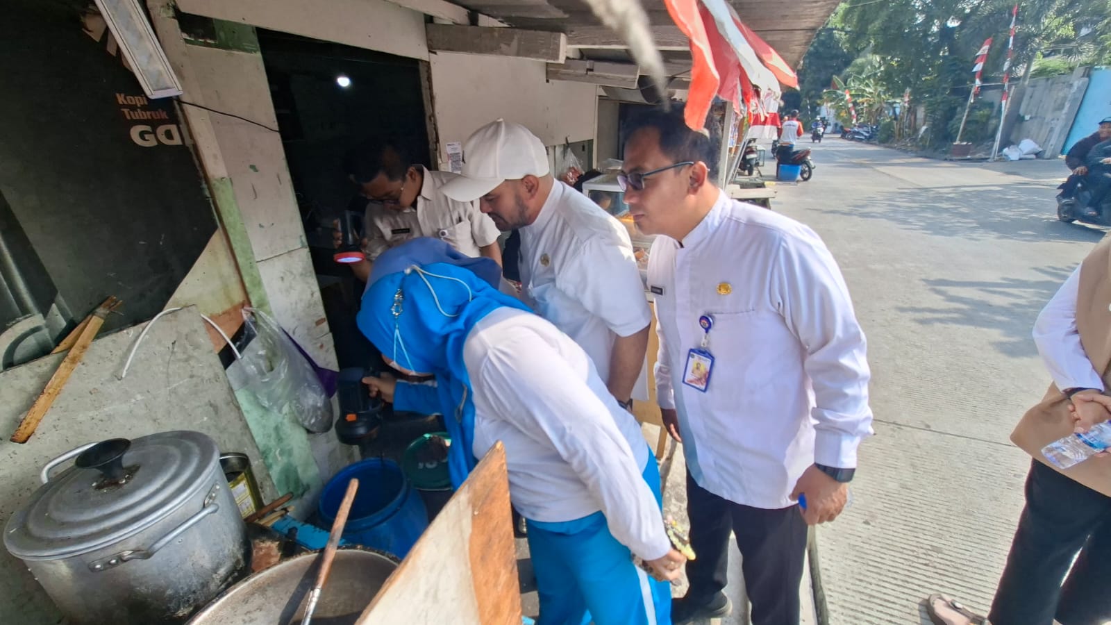 Gerakan PSN dan Jumantik Perkuat Perlindungan Kesehatan Warga, Kelurahan Kamal Muara Intensifkan Pencegahan DBD di RW 03 3
