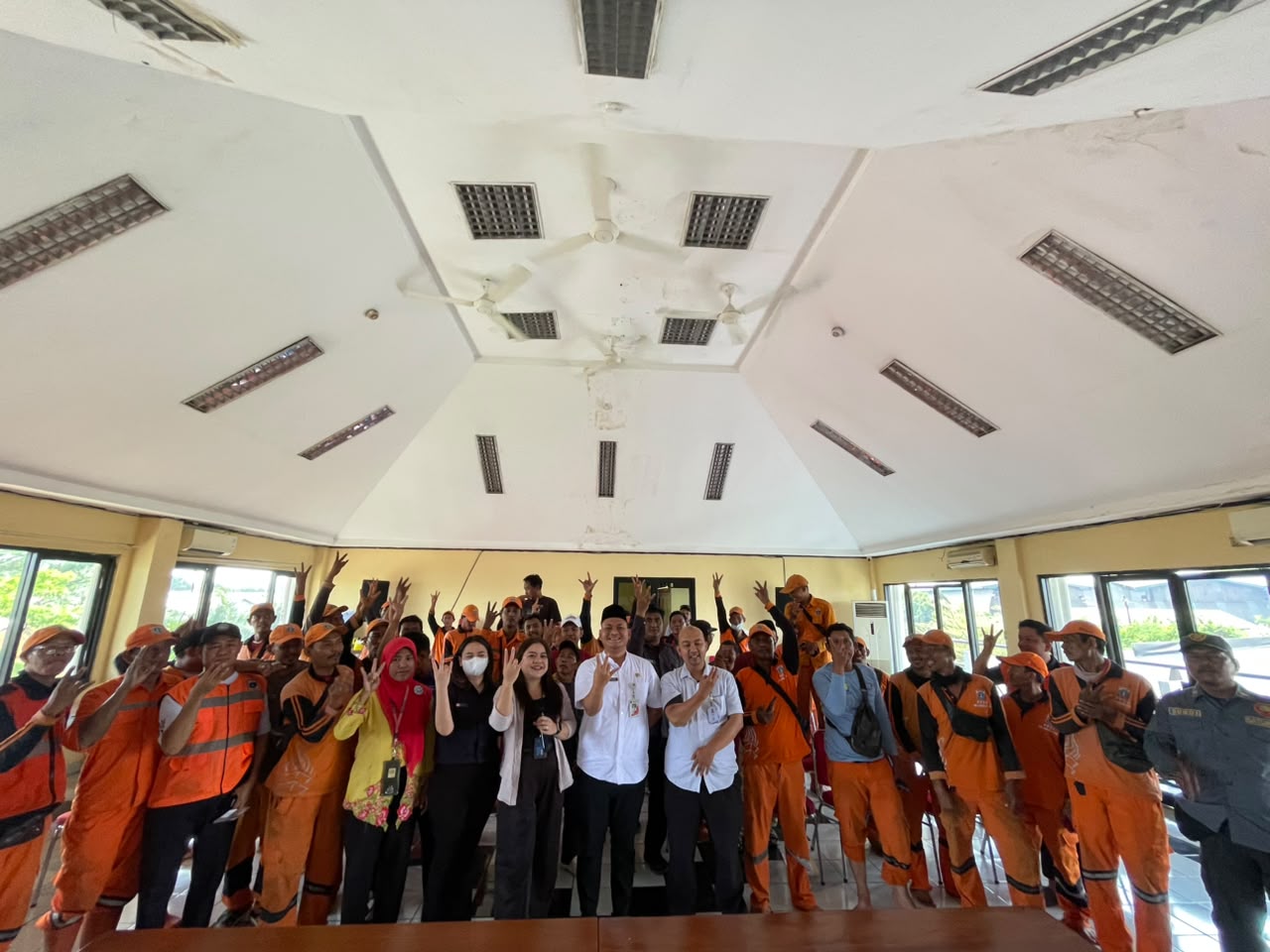 Perkuat Layanan Keuangan Digital, Kelurahan Kamal Muara Fasilitasi Pembagian Buku Tabungan, Kartu ATM, dan Aktivasi Wondr by BNI bagi PPSU dan Pengelola RPTRA 5