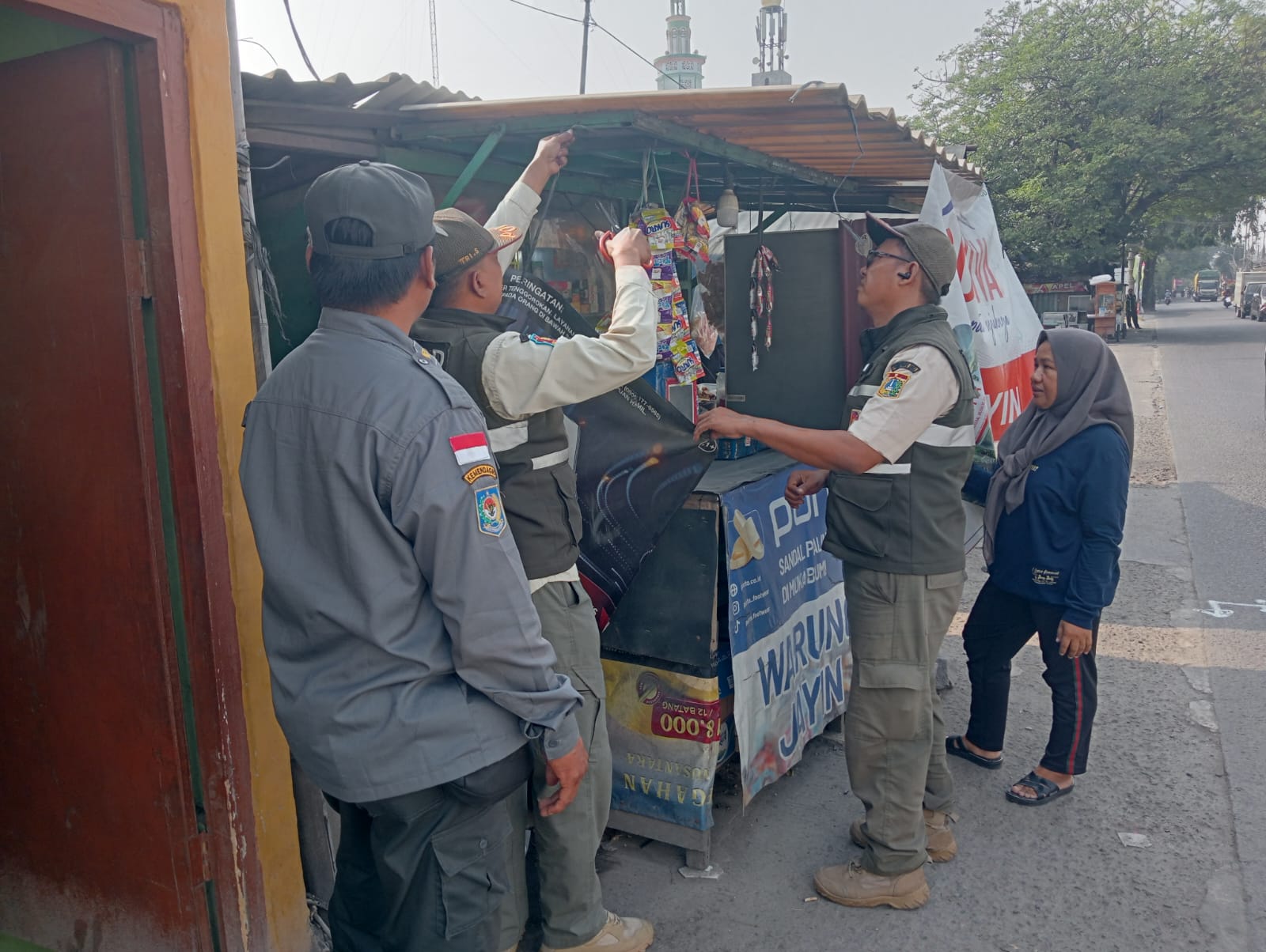 Satpol PP Kamal Muara Tindaklanjuti Aduan Warga, Jaga Kelancaran Lalu Lintas dan Estetika Wilayah 4