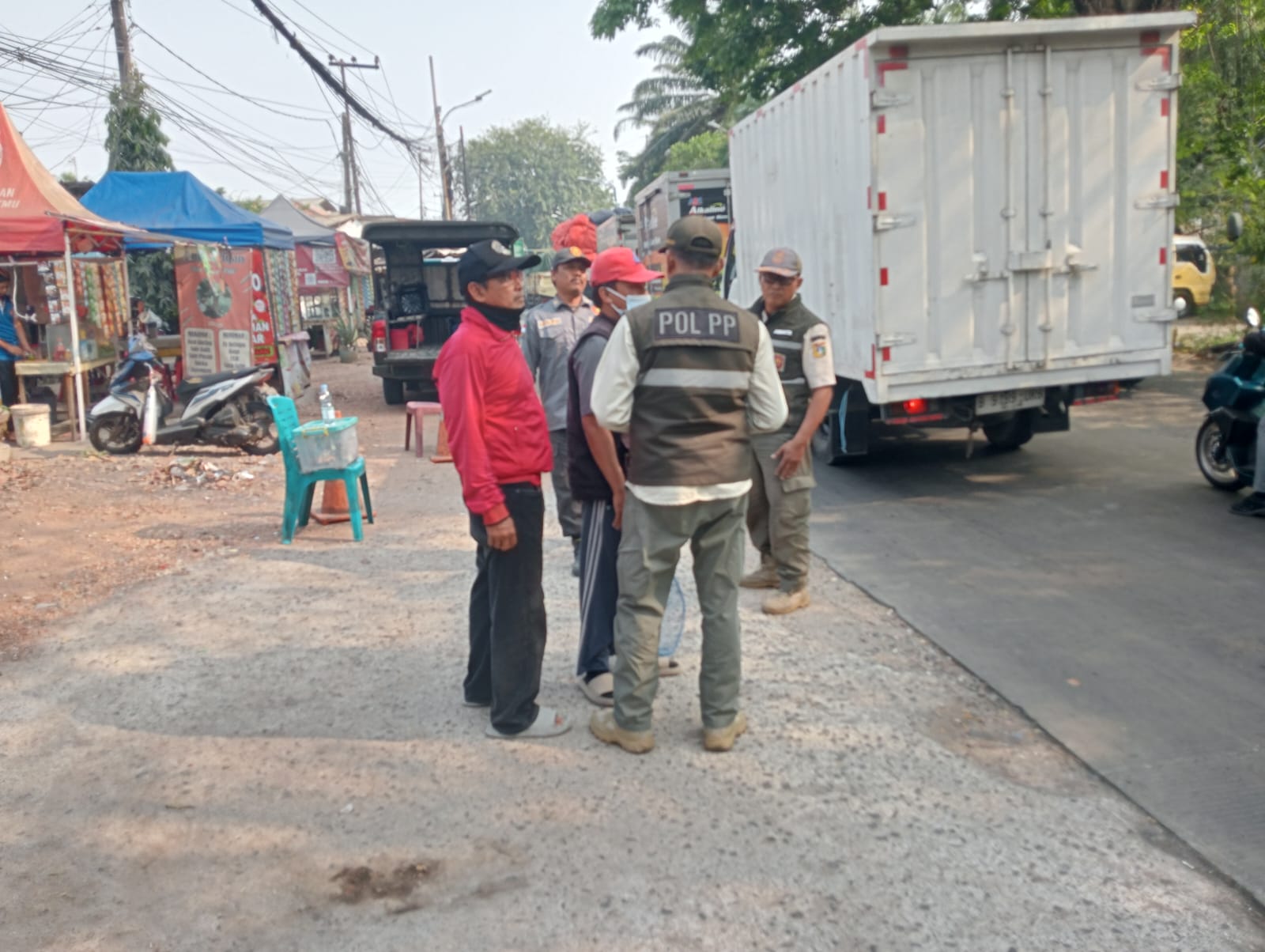 Satpol PP Kamal Muara Tindaklanjuti Aduan Warga, Jaga Kelancaran Lalu Lintas dan Estetika Wilayah 2