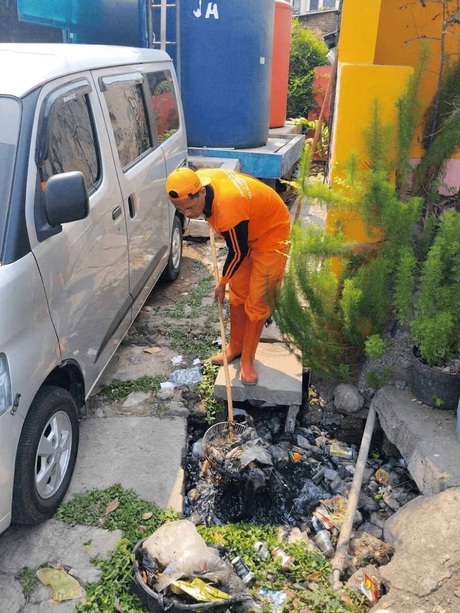 PPSU Kamal Muara Bergerak Cepat Bersihkan Saluran Air, Jaga Lingkungan Tetap Bersih dan Bebas Sumbatan 4