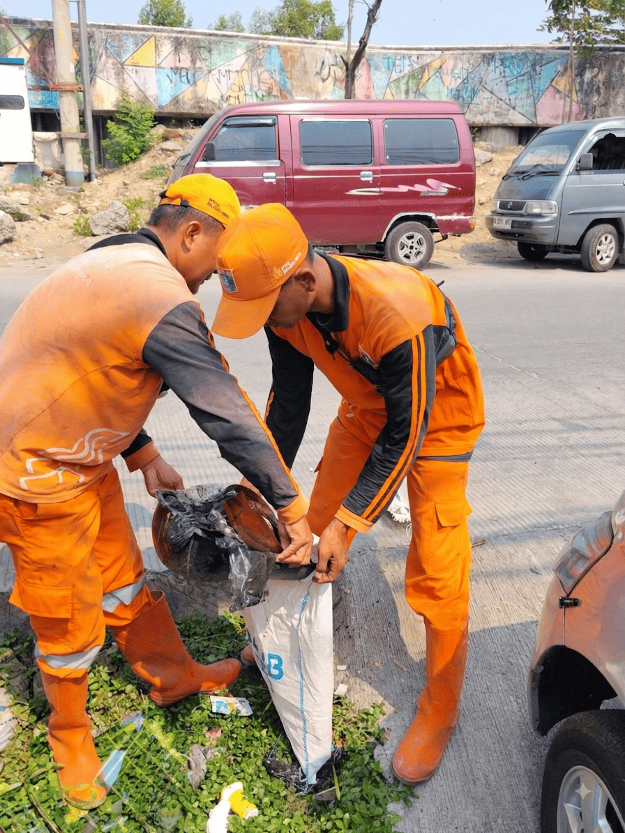 PPSU Kamal Muara Bergerak Cepat Bersihkan Saluran Air, Jaga Lingkungan Tetap Bersih dan Bebas Sumbatan 1