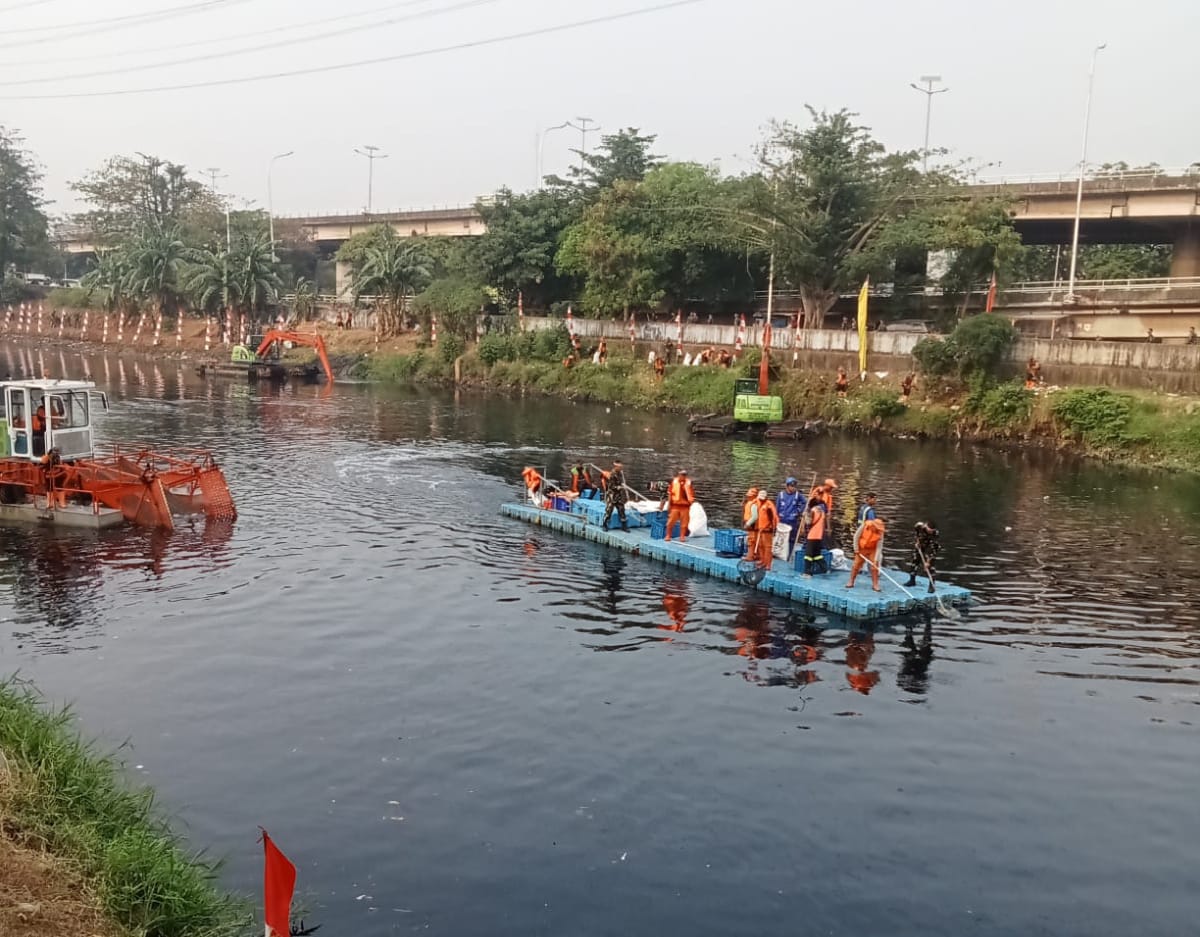 PPSU Kamal Muara Bergerak Bersihkan Sungai dan Taman RPTRA Kalijodo, Wujudkan Lingkungan yang Lebih Asri 5