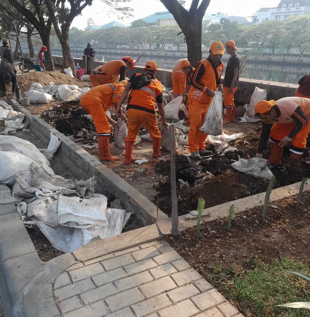 Respons Cepat Laporan Warga, PPSU Kamal Muara Gelar Kerja Bakti Bersihkan Lingkungan di Kawasan Toho 2