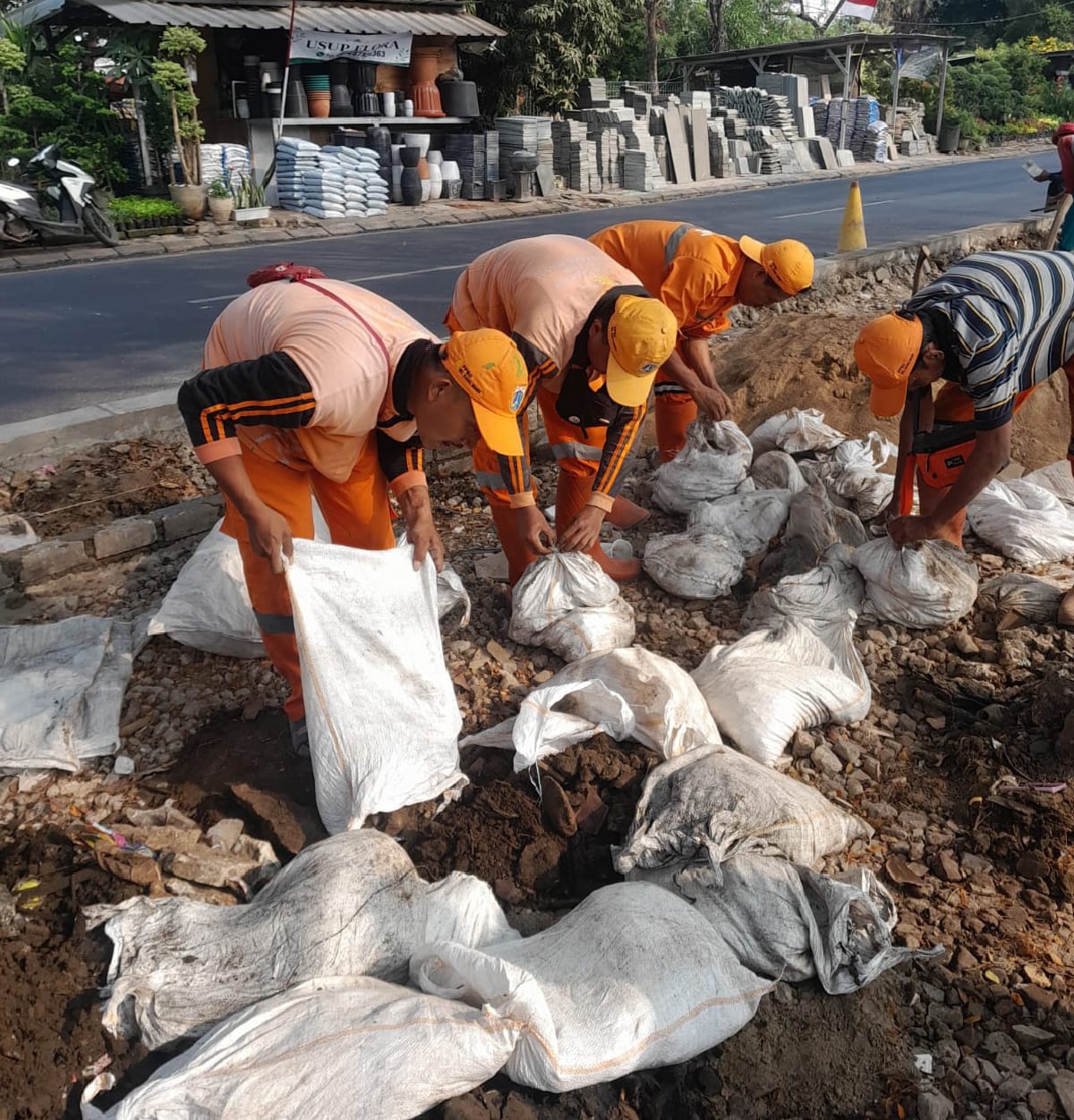 Respons Cepat Laporan Warga, PPSU Kamal Muara Gelar Kerja Bakti Bersihkan Lingkungan di Kawasan Toho 4