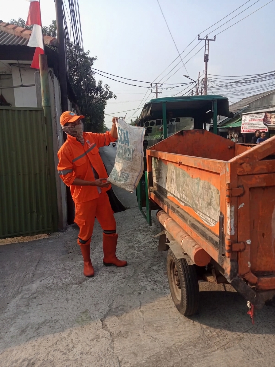 Gerak Cepat Jaga Kebersihan, PPSU Kamal Muara Angkut Sampah Karungan di Sejumlah Ruas Jalan 2