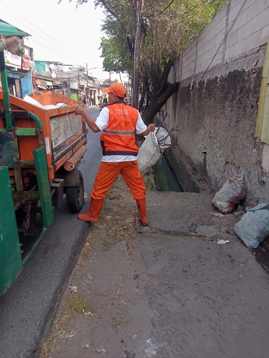 Gerak Cepat Jaga Kebersihan, PPSU Kamal Muara Angkut Sampah Karungan di Sejumlah Ruas Jalan 1