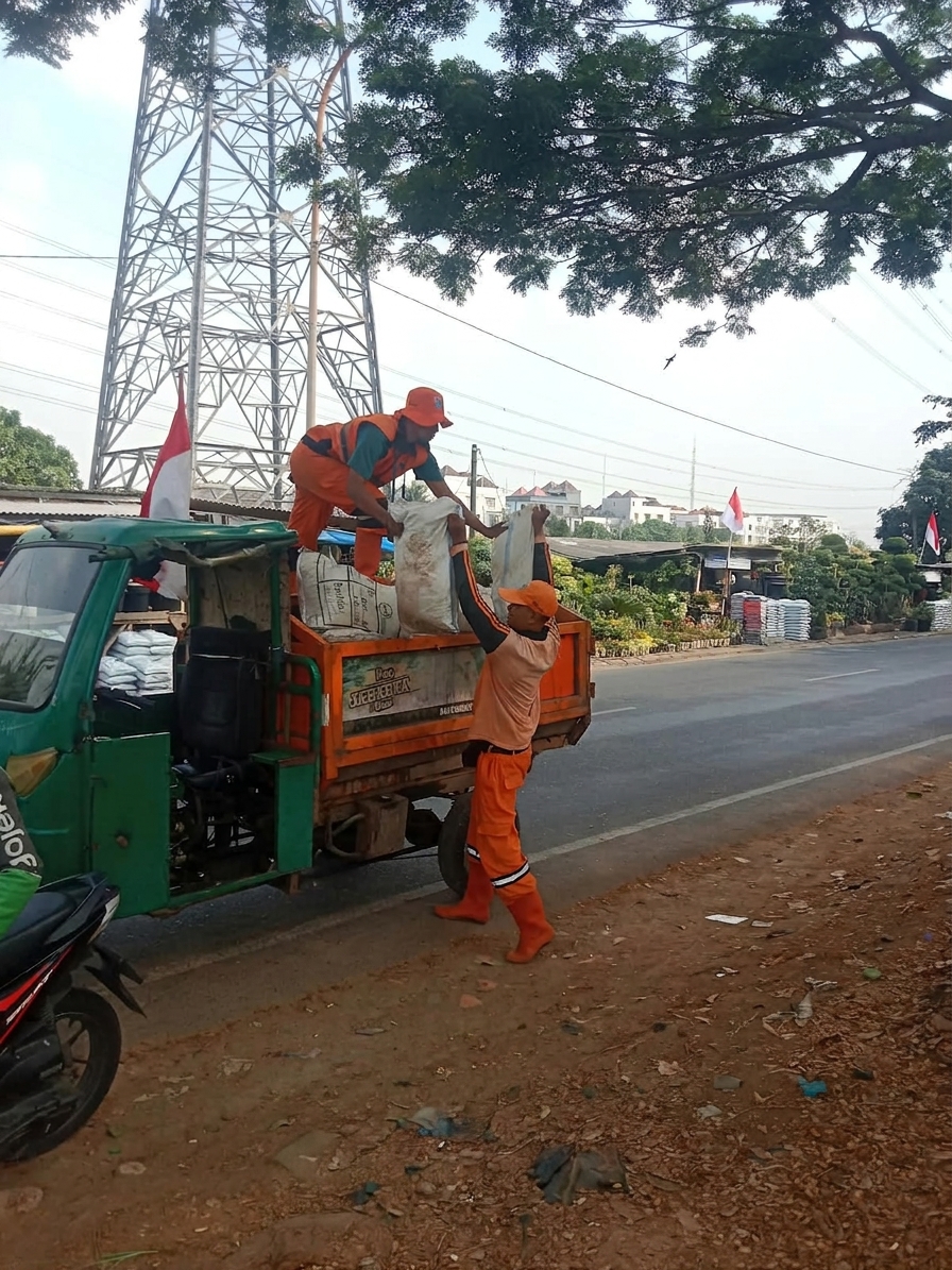 Gerak Cepat Jaga Kebersihan, PPSU Kamal Muara Angkut Sampah Karungan di Sejumlah Ruas Jalan 3