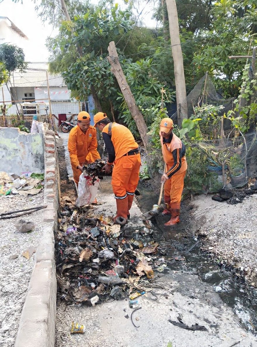 PPSU Kamal Muara Bergerak Cepat Bersihkan Saluran Air di Gang Tongkol, Wujudkan Lingkungan Bersih dan Lancar 5