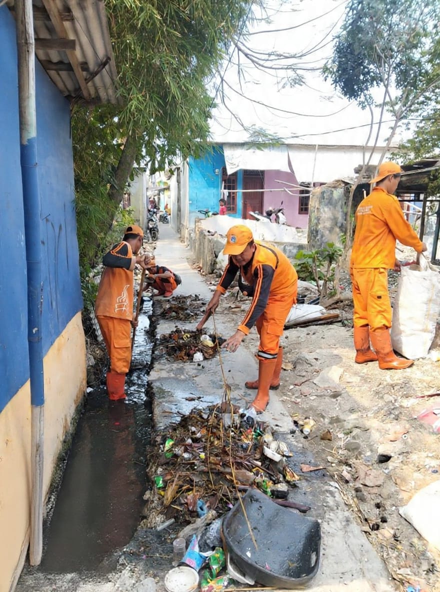 PPSU Kamal Muara Bergerak Cepat Bersihkan Saluran Air di Gang Tongkol, Wujudkan Lingkungan Bersih dan Lancar 2