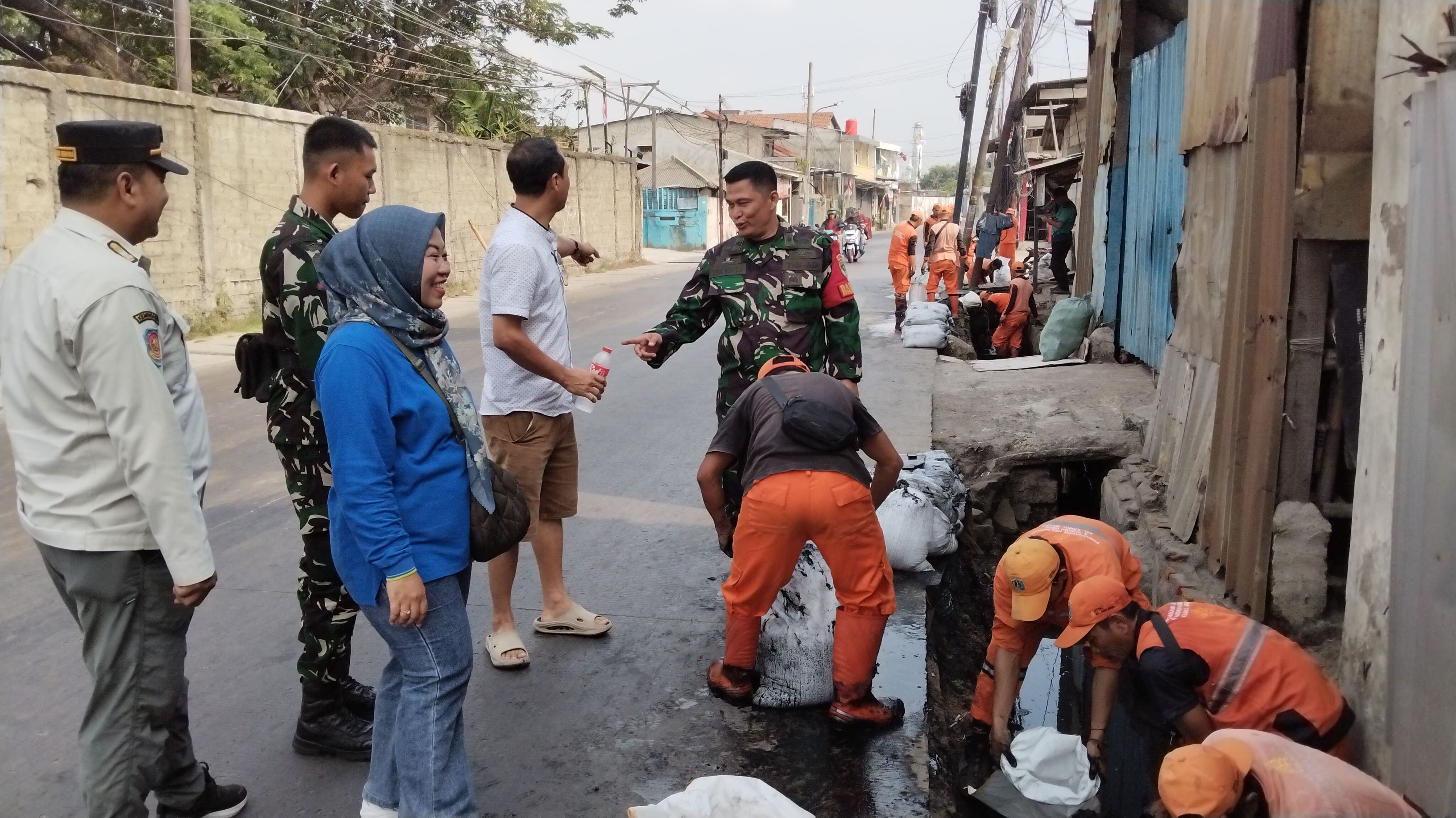 Gerak Bersama Jaga Lingkungan, PPSU Kamal Muara Kuras Lumpur Saluran Air di RT 012/RW 001 5