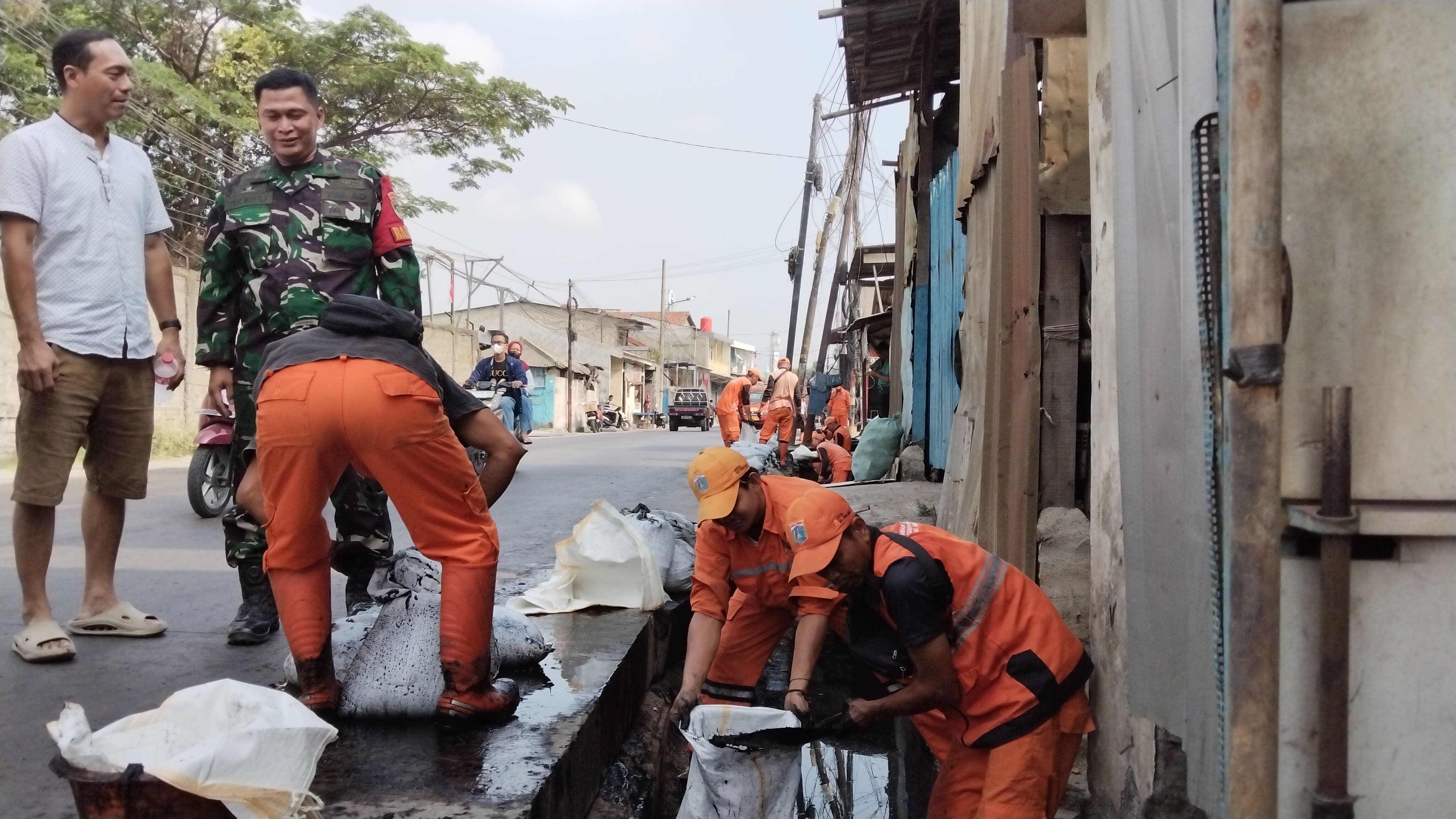 Gerak Bersama Jaga Lingkungan, PPSU Kamal Muara Kuras Lumpur Saluran Air di RT 012/RW 001 3
