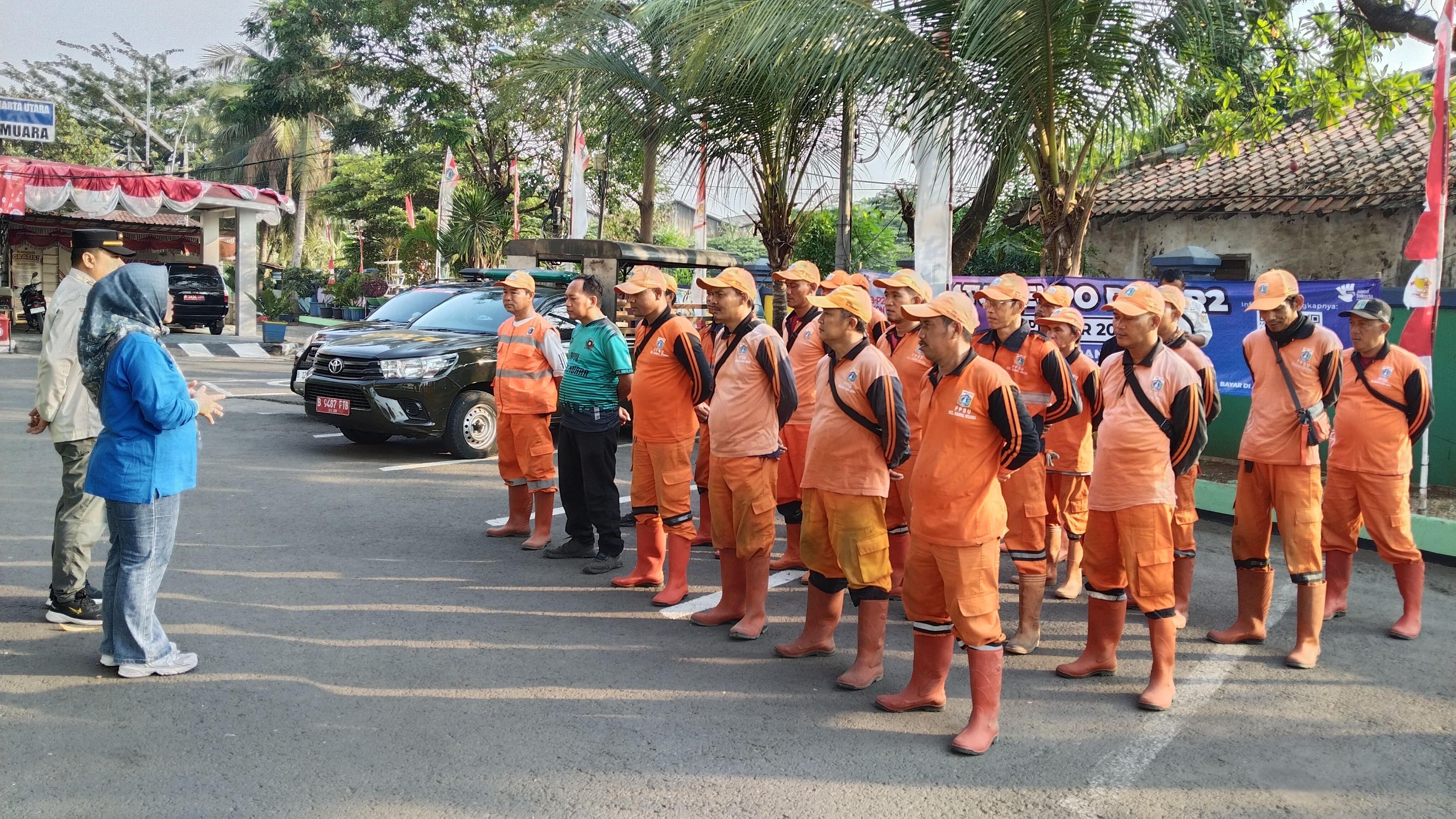 Gerak Bersama Jaga Lingkungan, PPSU Kamal Muara Kuras Lumpur Saluran Air di RT 012/RW 001 1