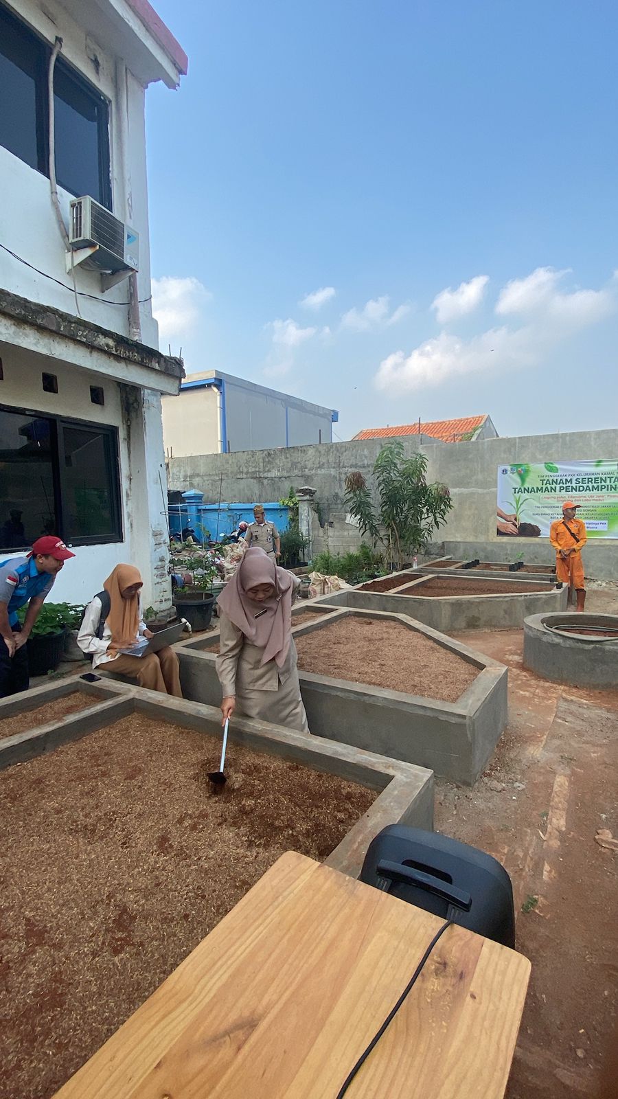 Tanam Serentak Tanaman Pendamping Beras, Kelurahan Kamal Muara Perkuat Ketahanan Pangan dari Lingkungan 1