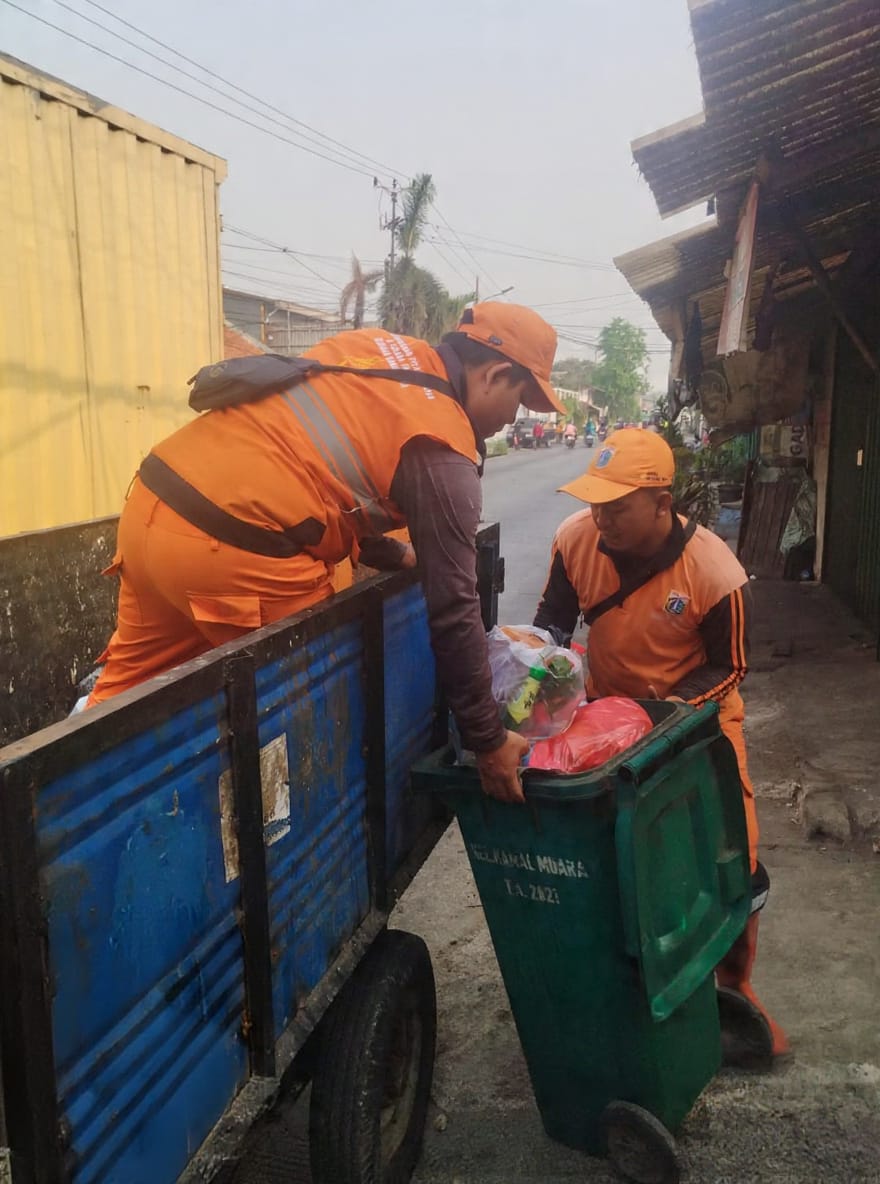 PPSU Kamal Muara Bergerak Bersihkan Wilayah, Angkut Sampah di Sejumlah Titik Lingkungan 3
