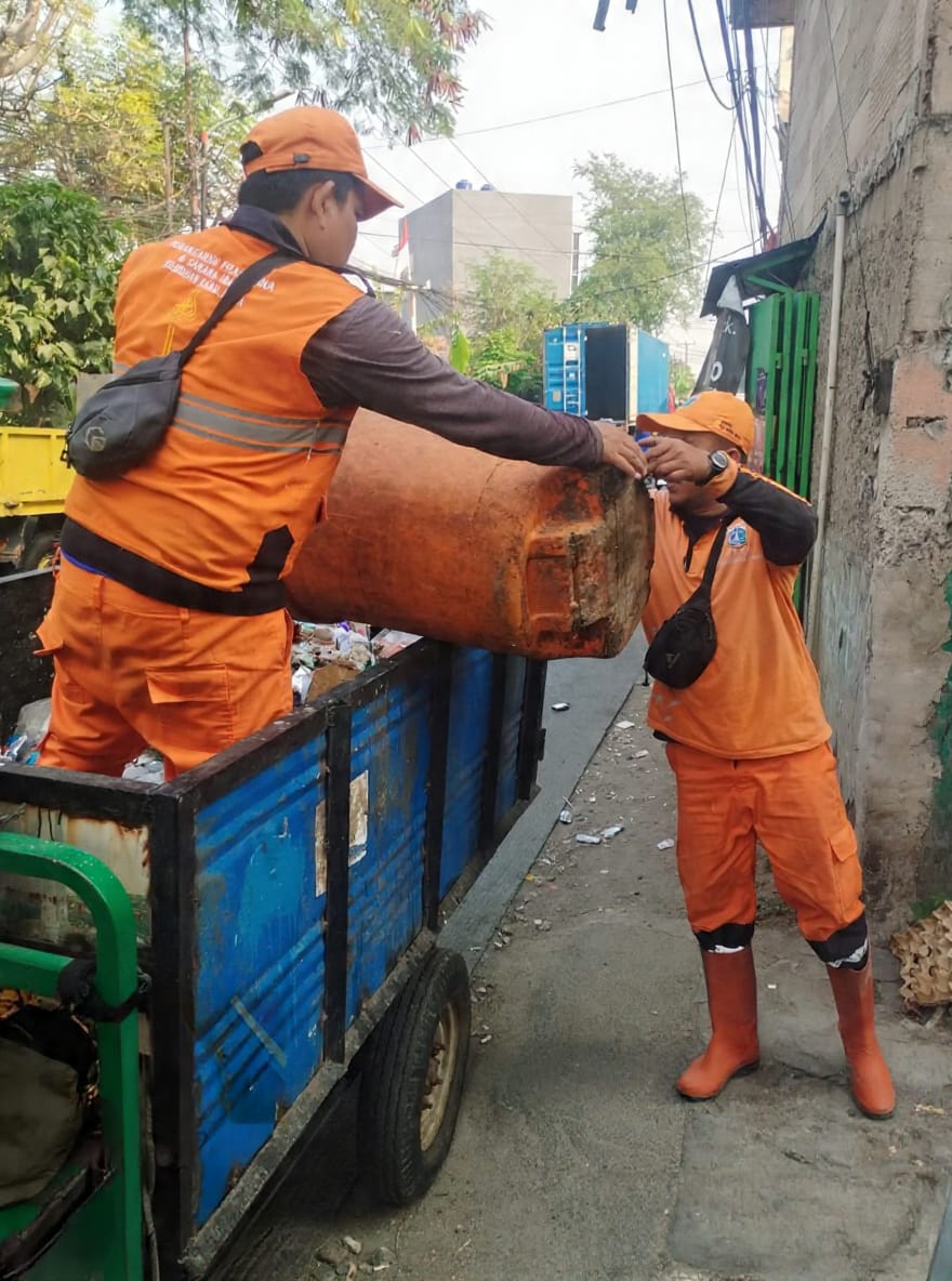 PPSU Kamal Muara Bergerak Bersihkan Wilayah, Angkut Sampah di Sejumlah Titik Lingkungan 1