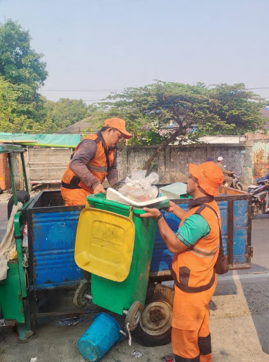 PPSU Kamal Muara Bergerak Bersihkan Wilayah, Angkut Sampah di Sejumlah Titik Lingkungan 2