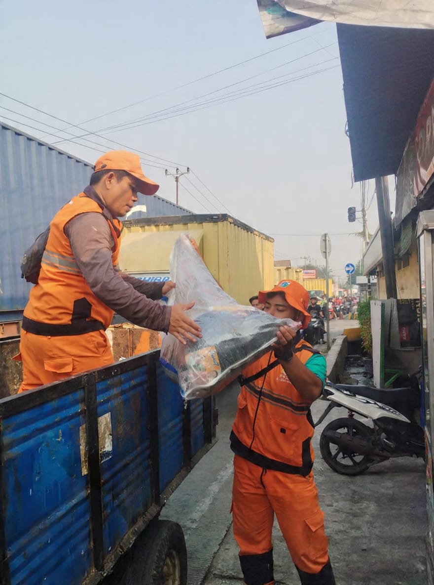 PPSU Kamal Muara Bergerak Bersihkan Wilayah, Angkut Sampah di Sejumlah Titik Lingkungan 4