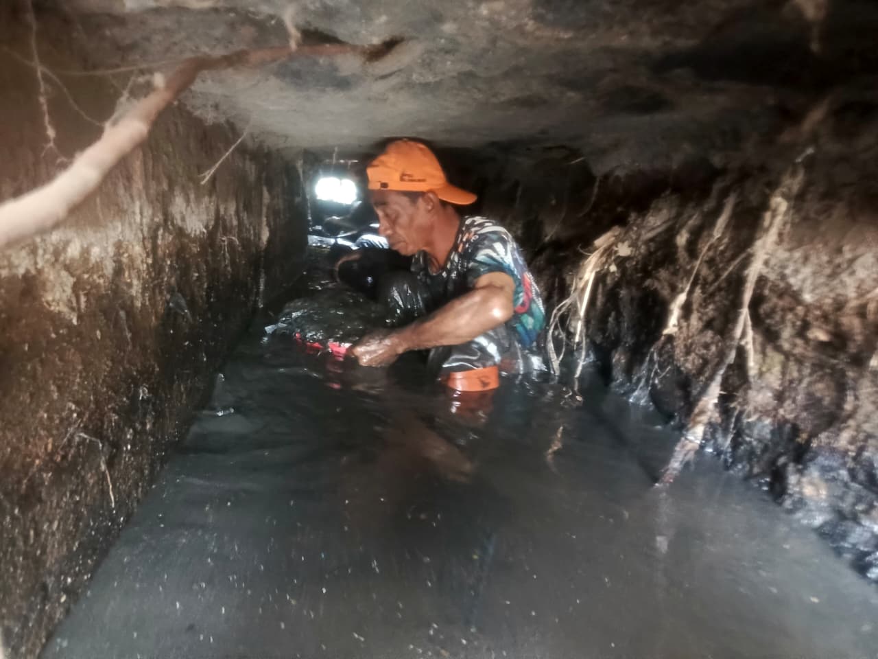 Gotong Royong Perkuat Kepedulian Lingkungan, Kelurahan Kamal Muara Gelar Kerja Bakti di RW 02 4