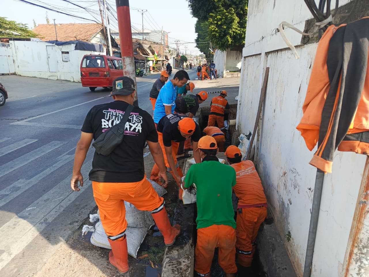 Gotong Royong Perkuat Kepedulian Lingkungan, Kelurahan Kamal Muara Gelar Kerja Bakti di RW 02 5