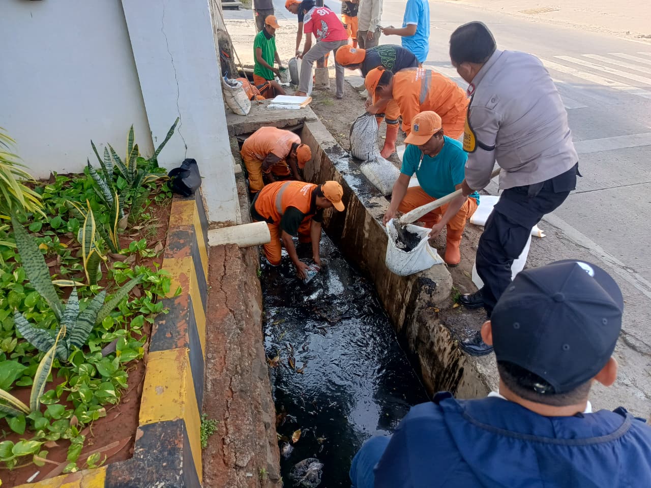 Gotong Royong Perkuat Kepedulian Lingkungan, Kelurahan Kamal Muara Gelar Kerja Bakti di RW 02 2