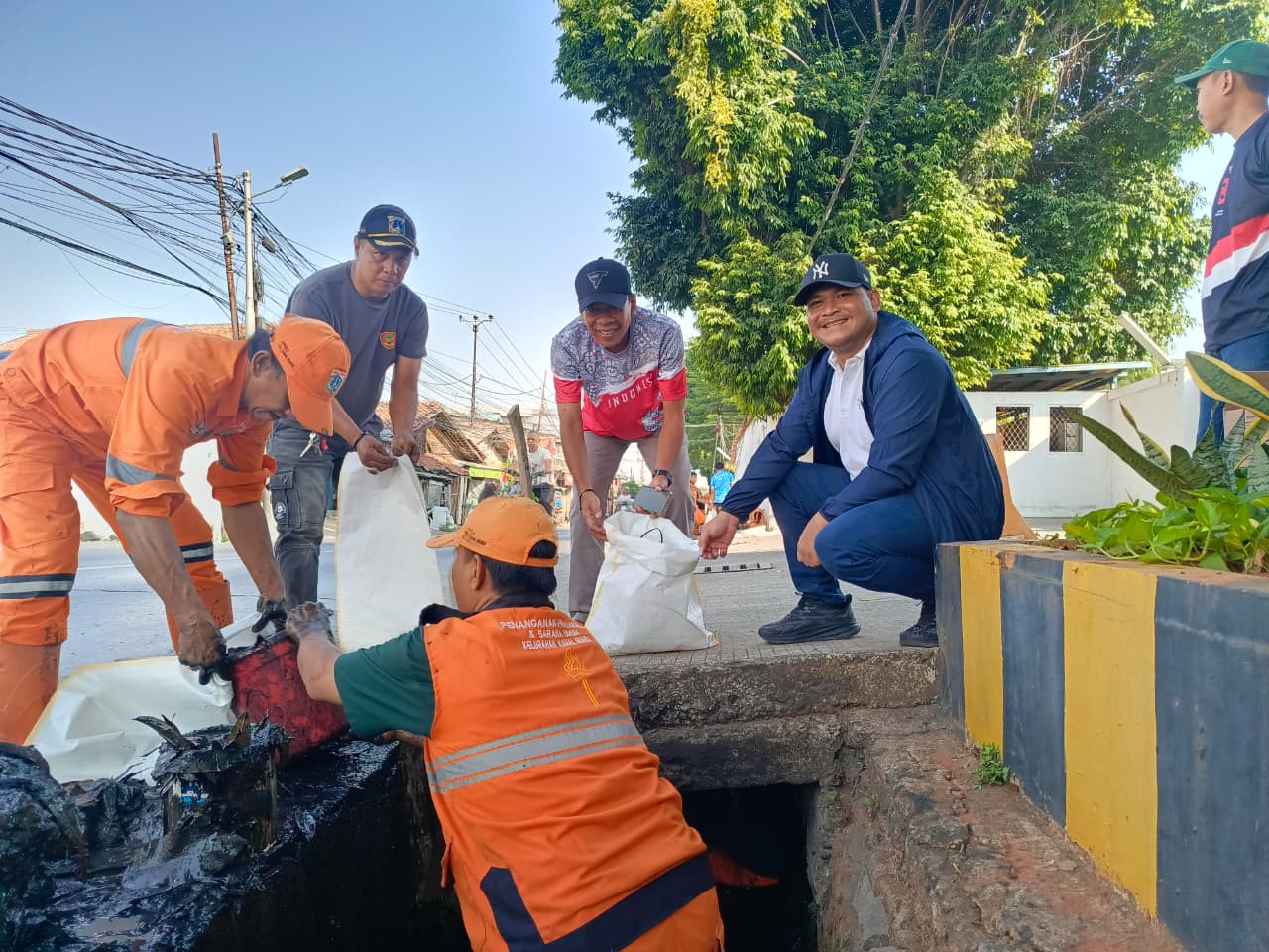 Gotong Royong Perkuat Kepedulian Lingkungan, Kelurahan Kamal Muara Gelar Kerja Bakti di RW 02 6