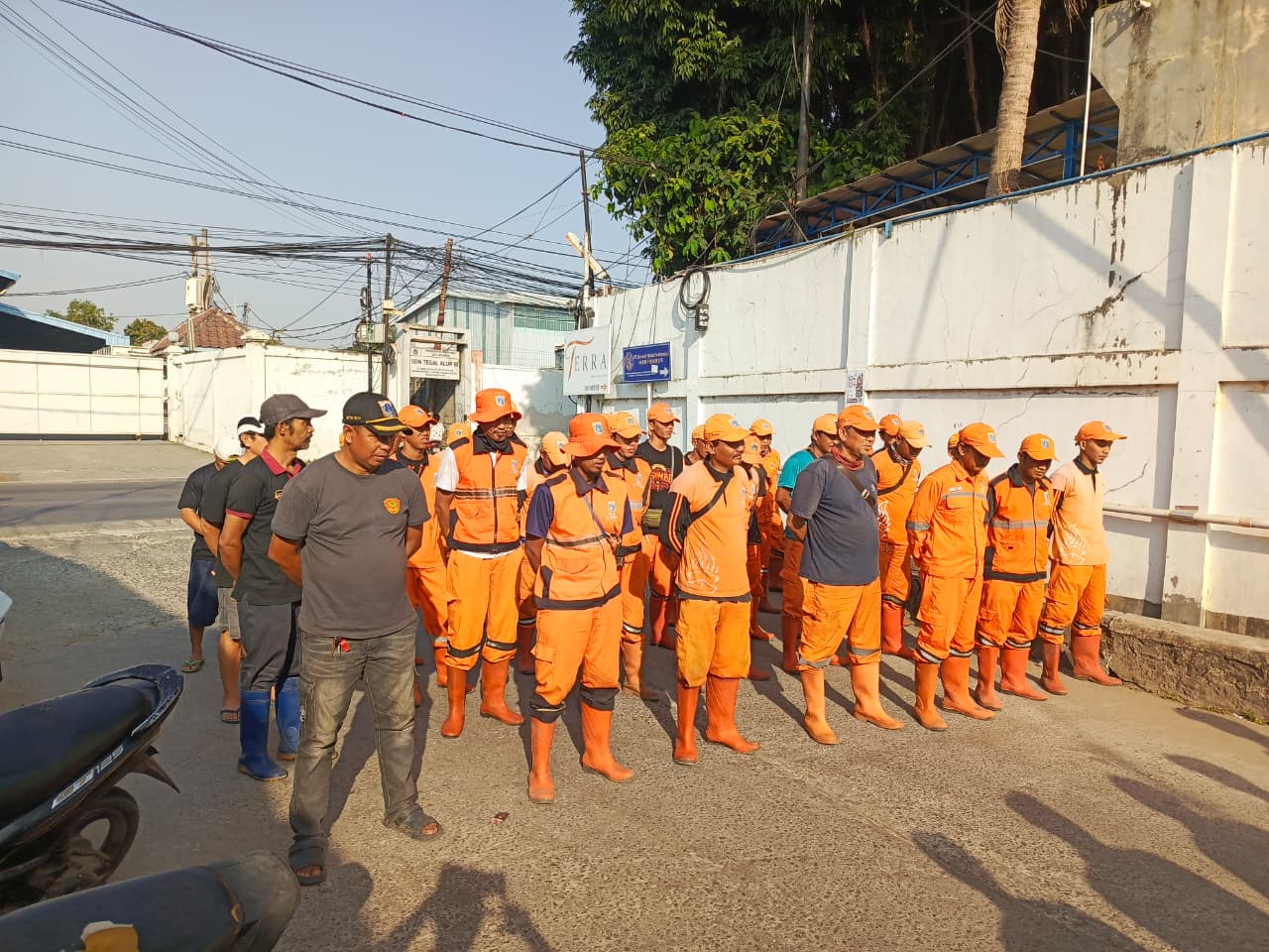 Gotong Royong Perkuat Kepedulian Lingkungan, Kelurahan Kamal Muara Gelar Kerja Bakti di RW 02 1