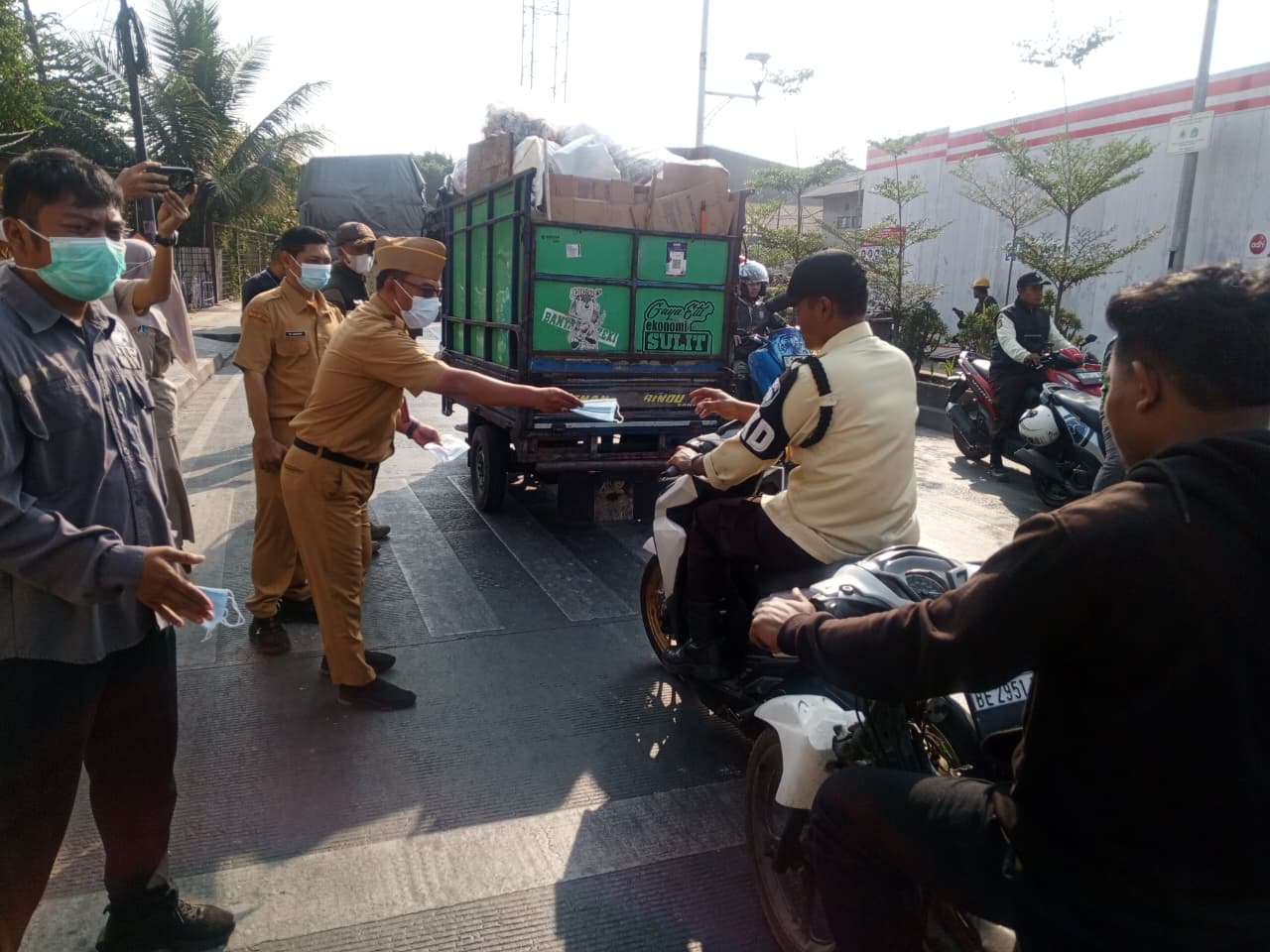 Kamal Muara Bergerak Bersama Jaga Kesehatan Lingkungan melalui Pembagian Masker dan Penyemprotan Fasilitas Umum 3
