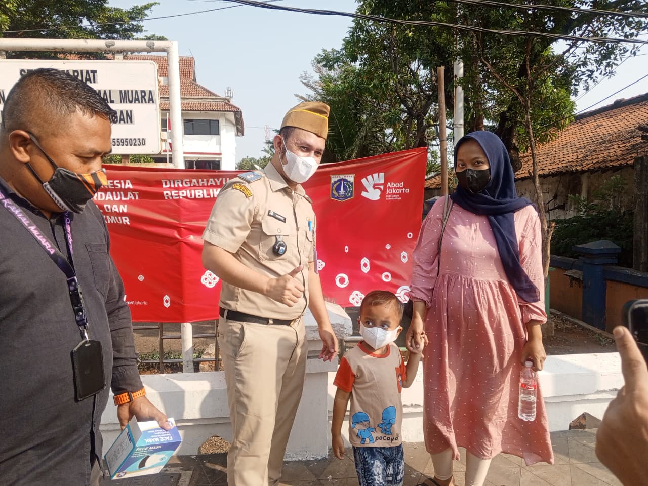 Kamal Muara Bergerak Bersama Jaga Kesehatan Lingkungan melalui Pembagian Masker dan Penyemprotan Fasilitas Umum 5