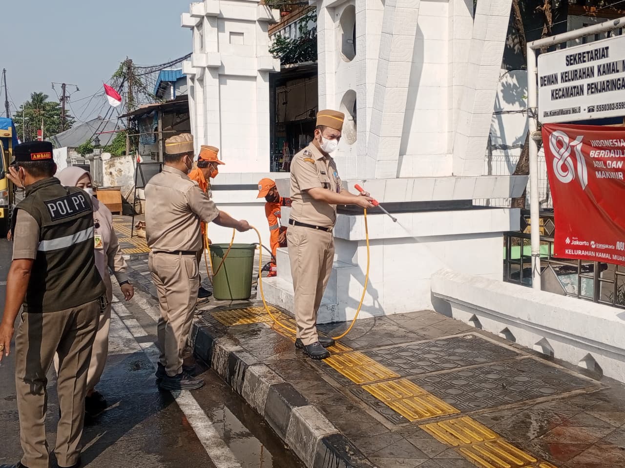Kamal Muara Bergerak Bersama Jaga Kesehatan Lingkungan melalui Pembagian Masker dan Penyemprotan Fasilitas Umum 4
