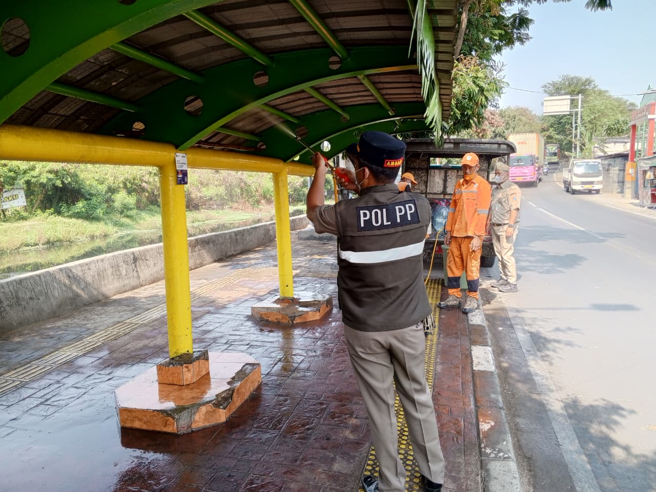 Kamal Muara Bergerak Bersama Jaga Kesehatan Lingkungan melalui Pembagian Masker dan Penyemprotan Fasilitas Umum 1