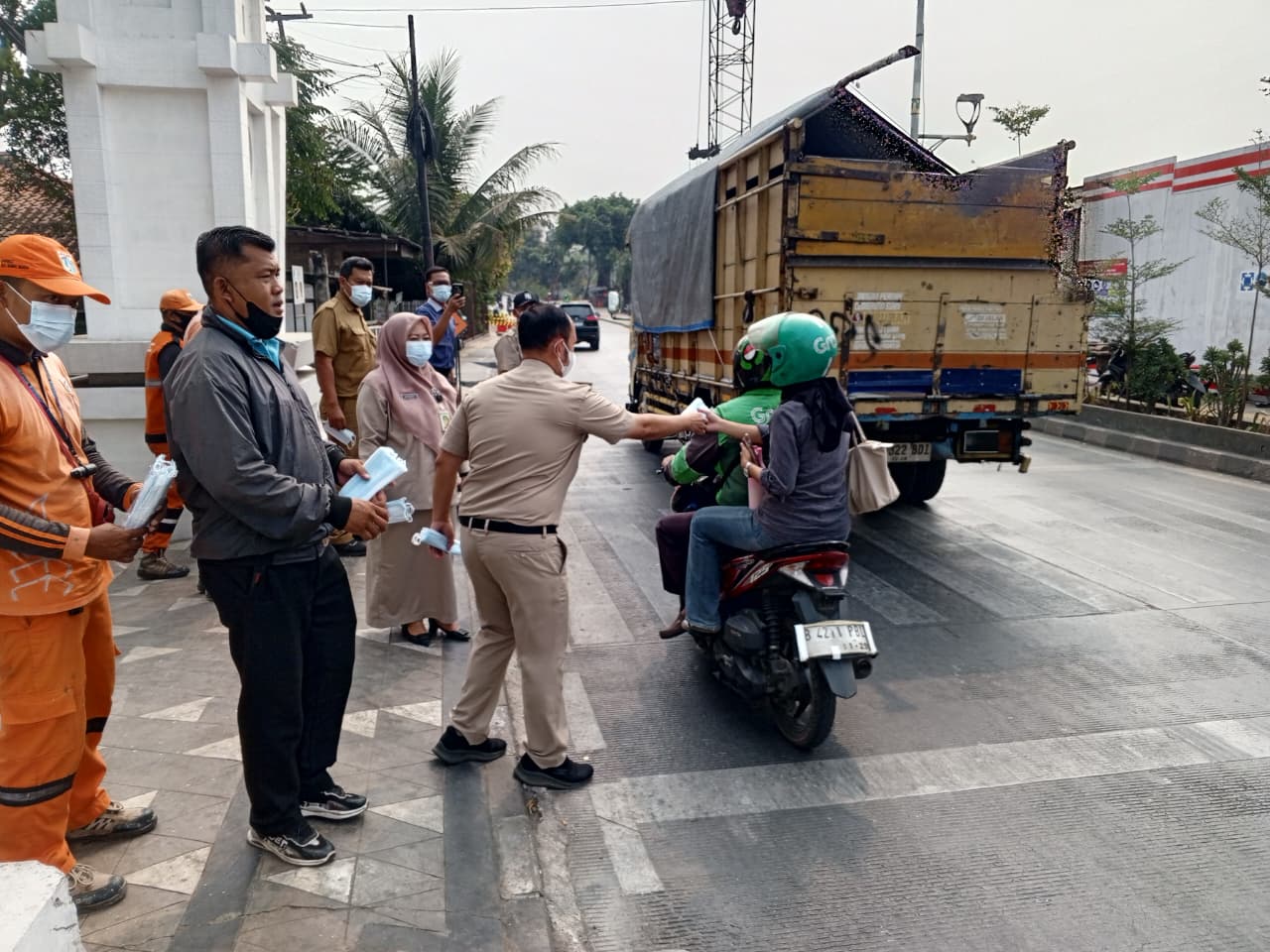 Jaga Lingkungan dan Kesehatan Warga, Kelurahan Kamal Muara Gelar Penyemprotan Fasilitas Umum dan Bagikan Masker 1